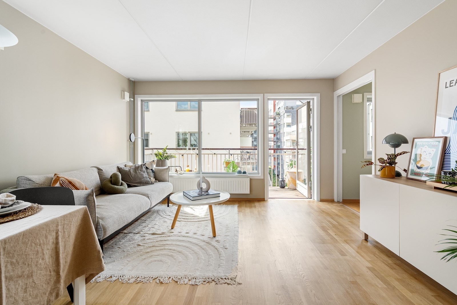 Leilighetens praktiske planløsning består av entré, stue/kjøkken, 2 soverom og bad Galleribilde