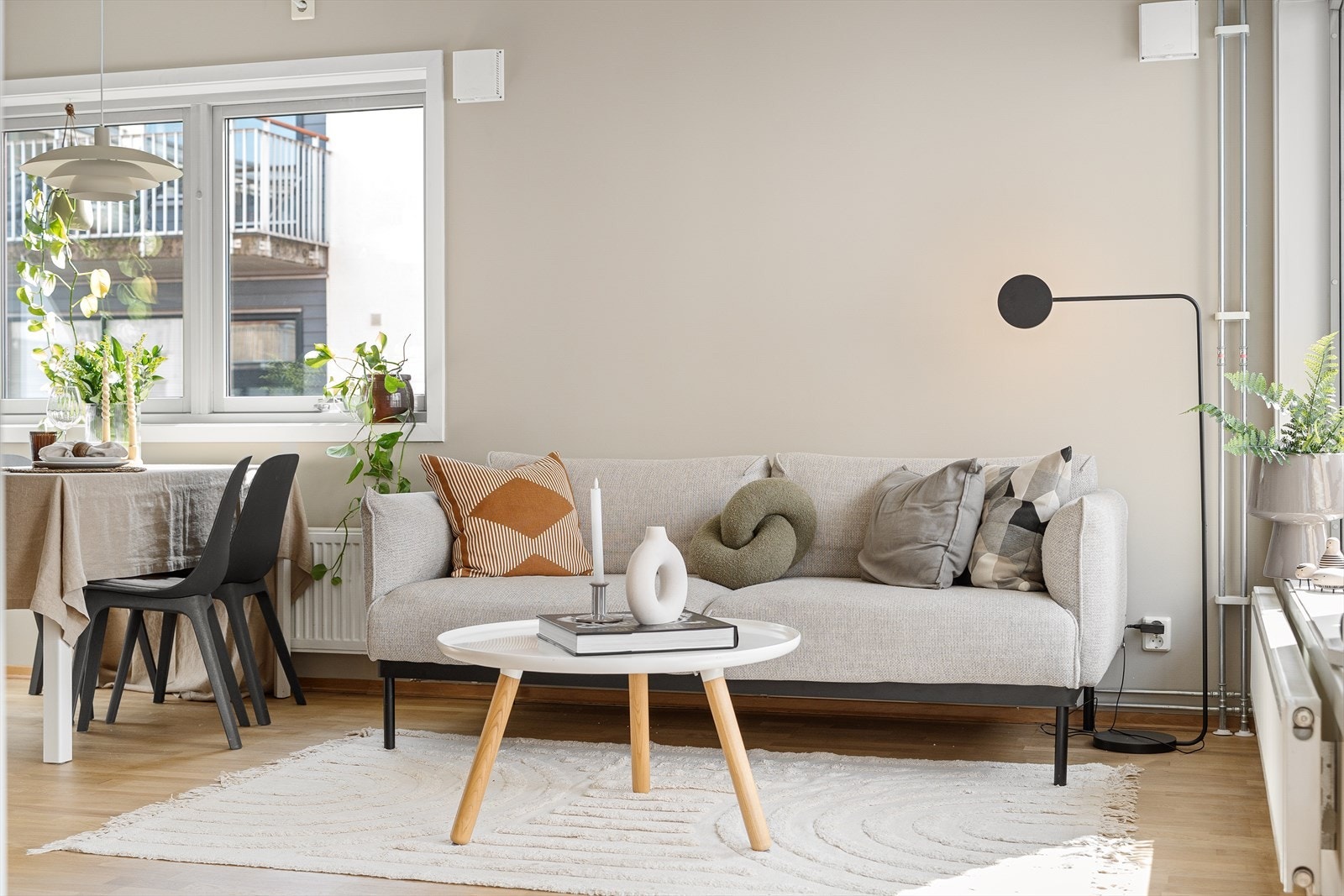 God plass til ulike typer stuemøblement. En hjørnesofa med rygg mot vinduet er fullt mulig, samt lenestoler om ønskelig Galleribilde