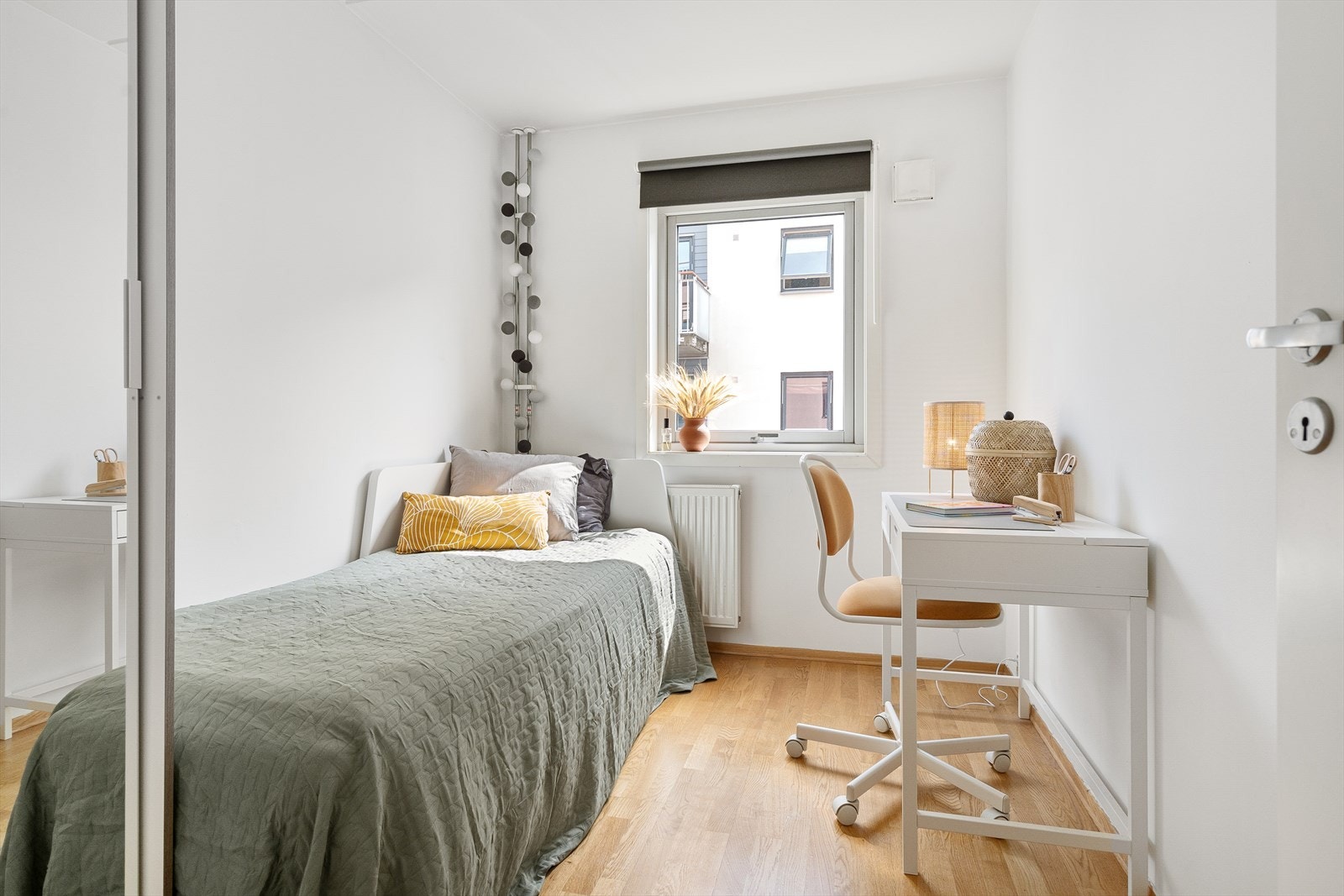 Hyggelig soverom med plass til dobbeltseng, vindu vendt ut mot rolige omgivelser Galleribilde