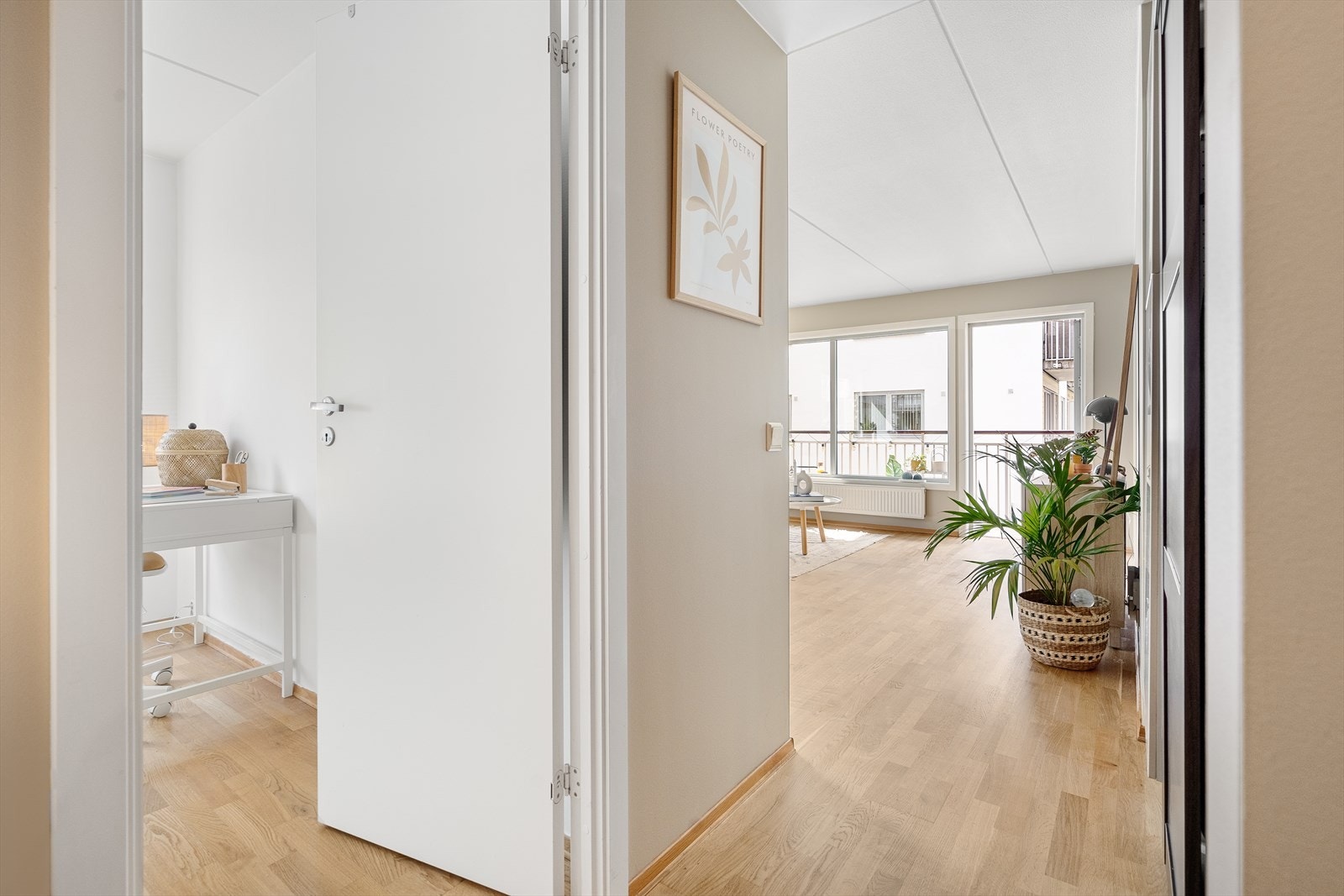 Inngang til soverom 2 ligger mellom leilighetens entré og stue Galleribilde