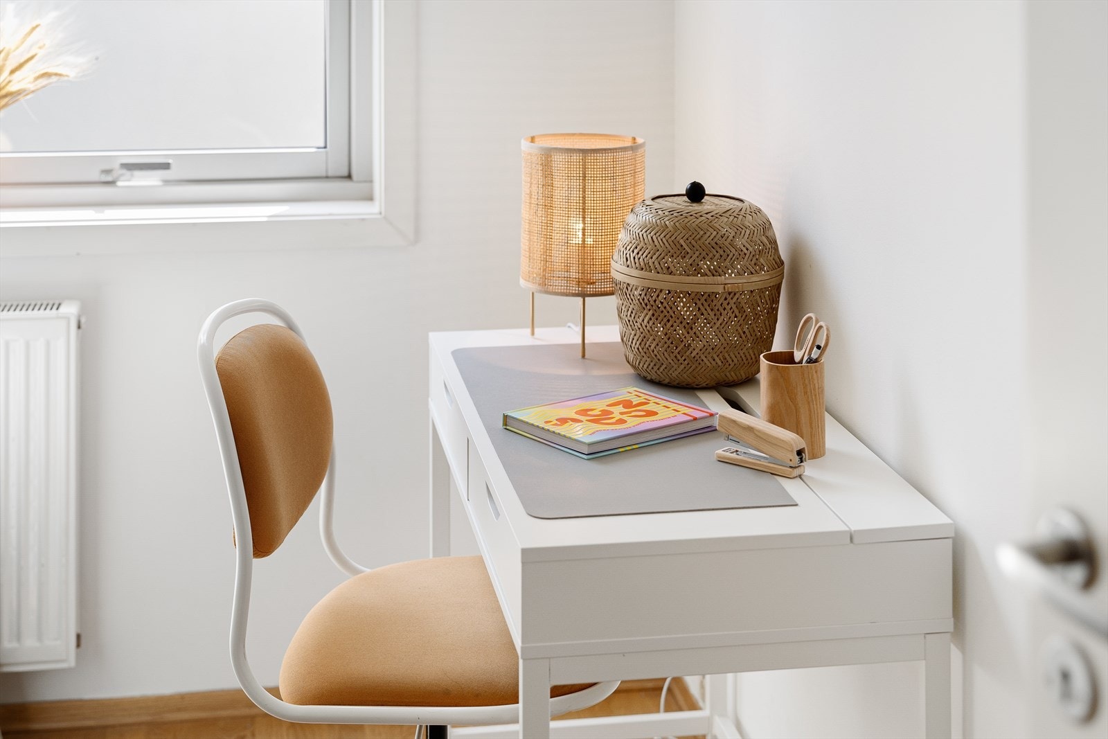 I tillegg til seng er det også plass til skrivepult Galleribilde