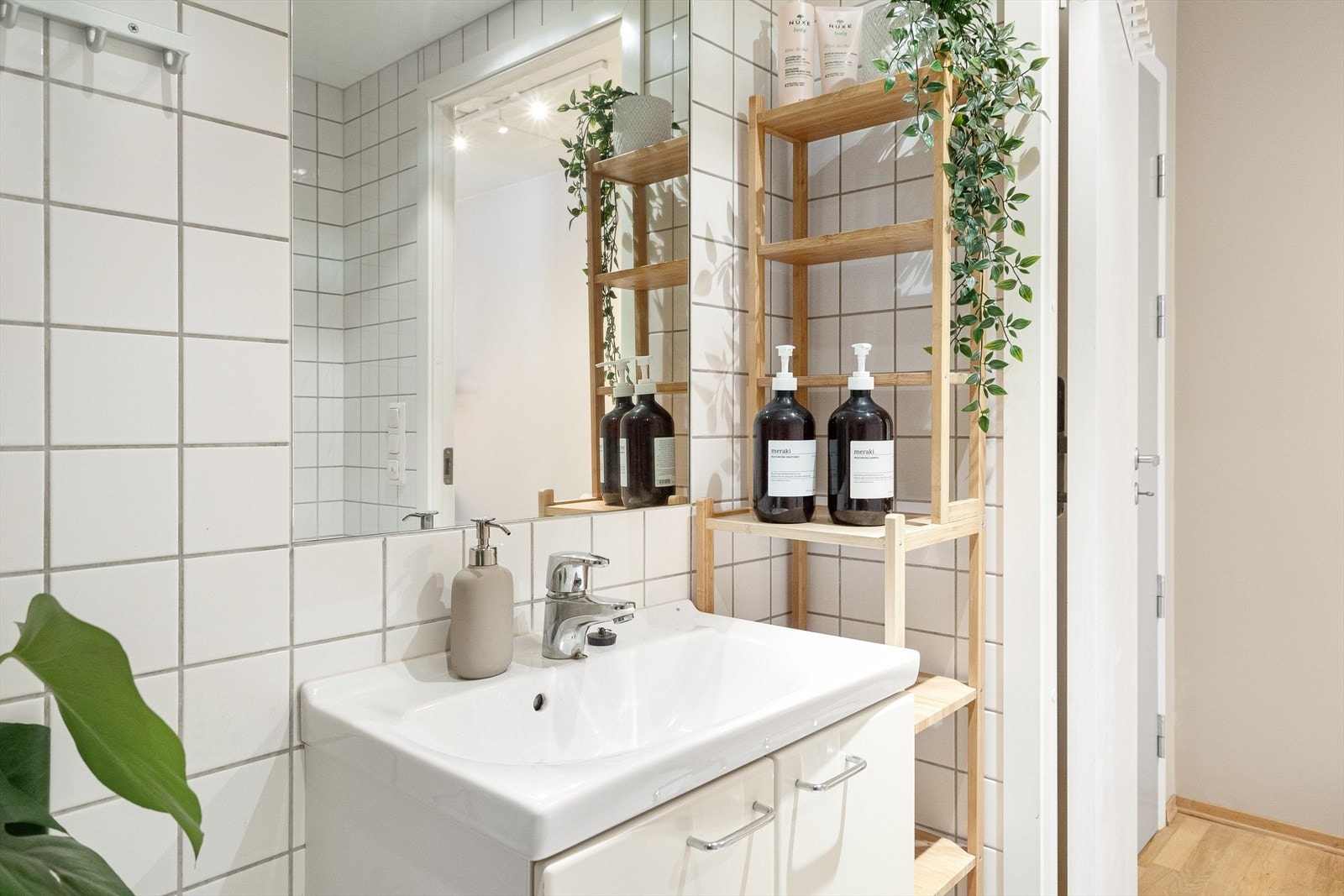 Servantskap med ettgreps blandebatteri fra Oras Galleribilde