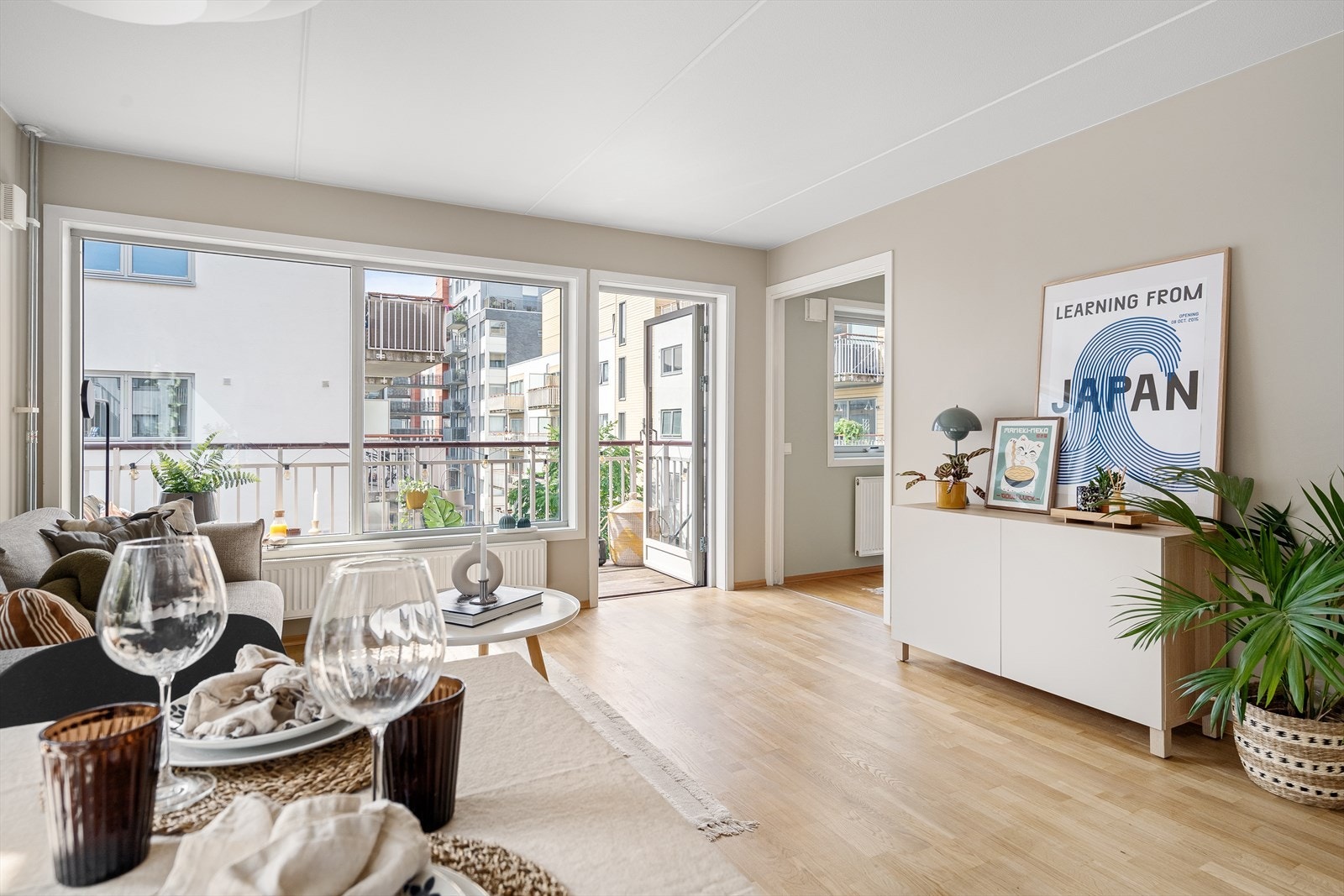 Store vindusflater som slipper inn mye naturlig lys, dype vindusposter passer perfekt for pynt Galleribilde