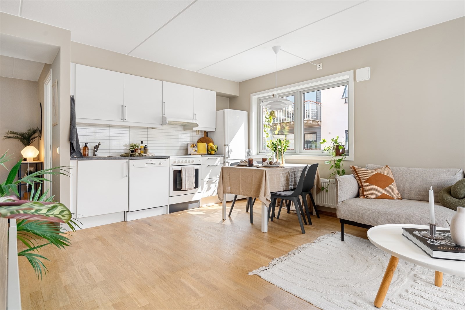 Pent kjøkken med glatte fronter og benkeplate av laminat Galleribilde