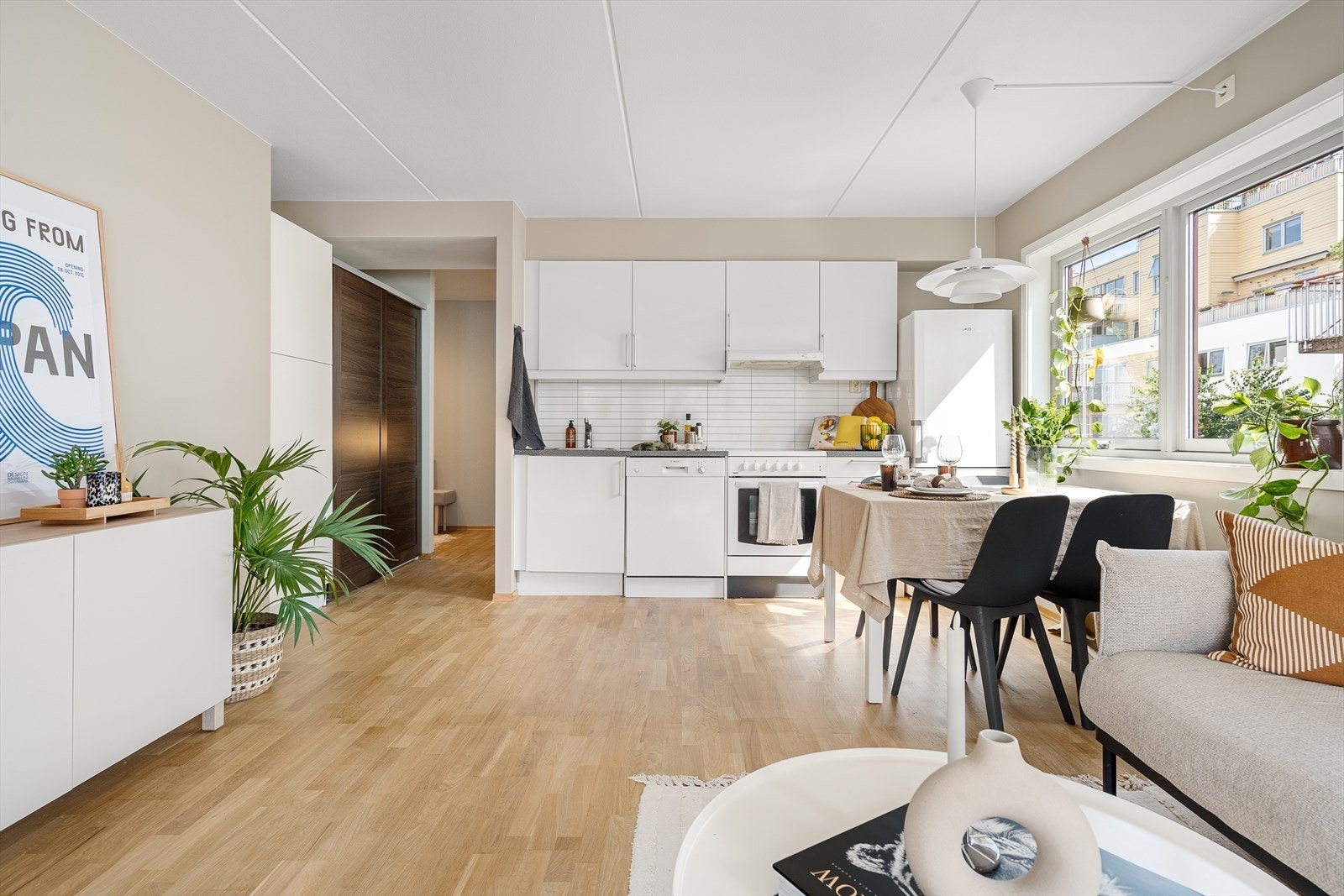 Åpen stue/kjøkken løsning. Her kan man også f.eks sette inn en lekker spillevegg mellom spisebord og sofa for å skape ulike soner Galleribilde