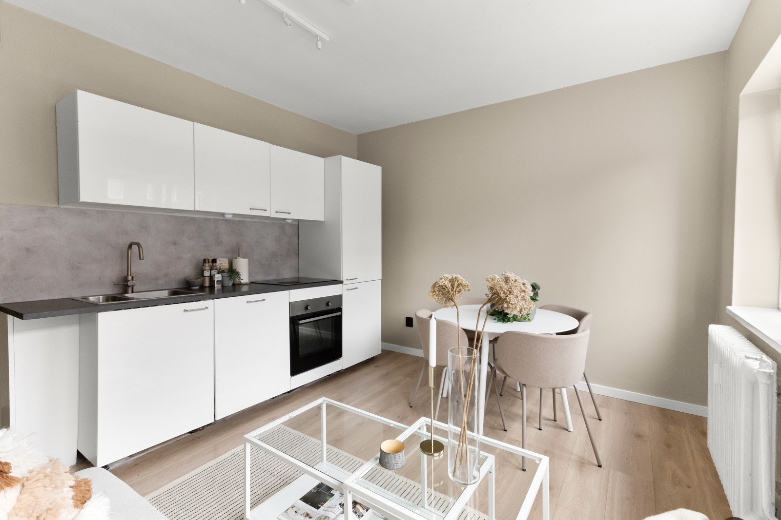 Flott kjøkken i lyst design som ligger i åpen lønsing mot stuen. Galleribilde