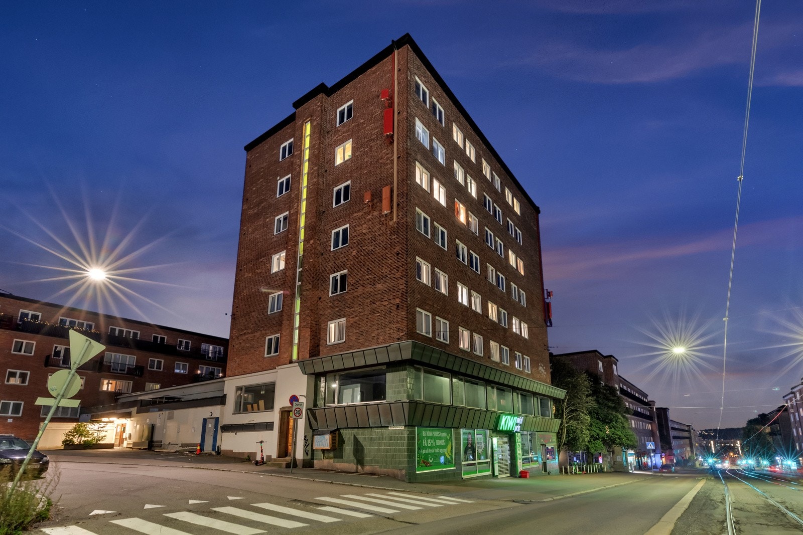 Fra eiendommen har du tilgang til alt av servicetilbud som bl.a. nærbutikker, caféer, restauranter, grøntarealer og treningssentre. Galleribilde