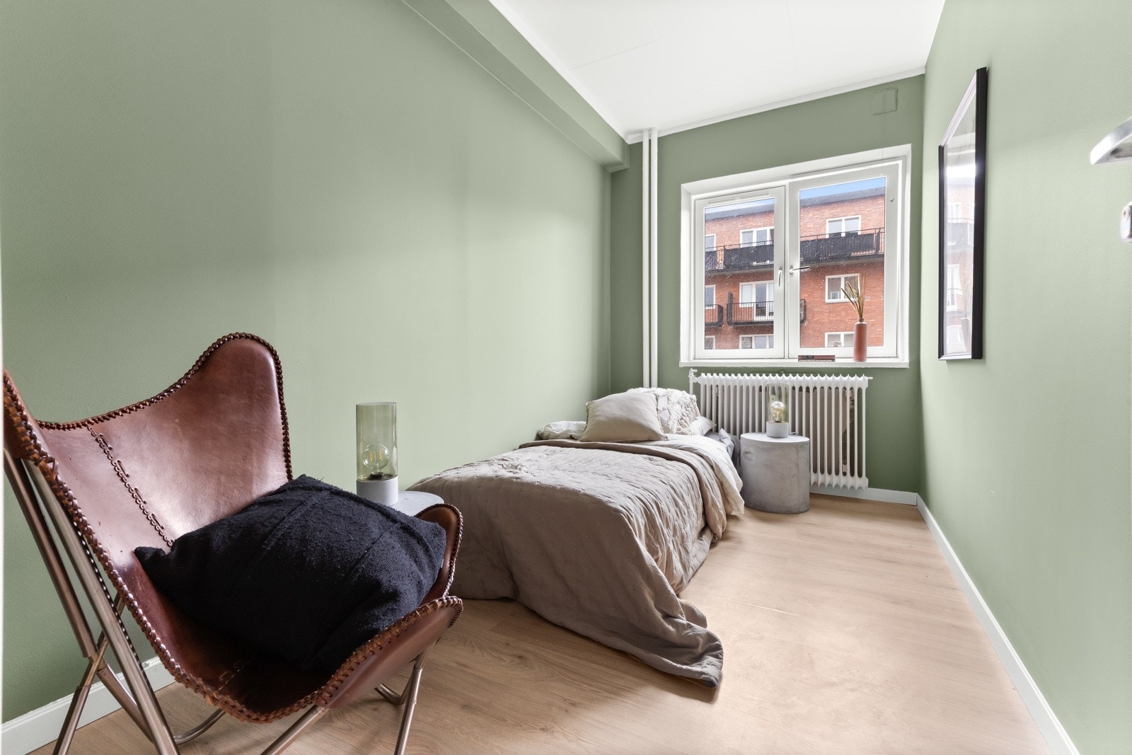 Soverom 2 har plass til seng, nattbord og garderobeskap. Galleribilde