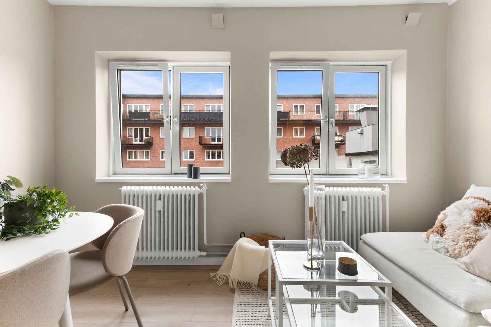 De store vindusflatene slipper rikelig med naturlig lys inn i leiligheten. Galleribilde