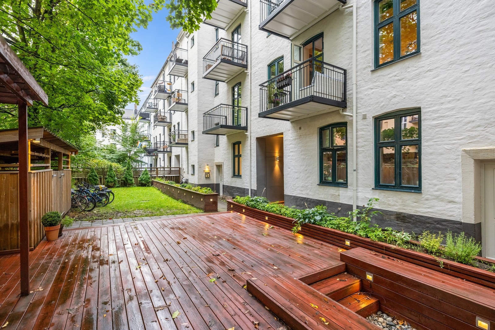 Bygård pusset opp i 2015. Leiligheten ligger vendt inn mot bakgård. Bakgården er ideell for utendørs sosialt samvær. Den er utstyret med sittegrupper og gir en perfekt ramme for måltider, avslapning eller sosiale sammenkomster. Galleribilde
