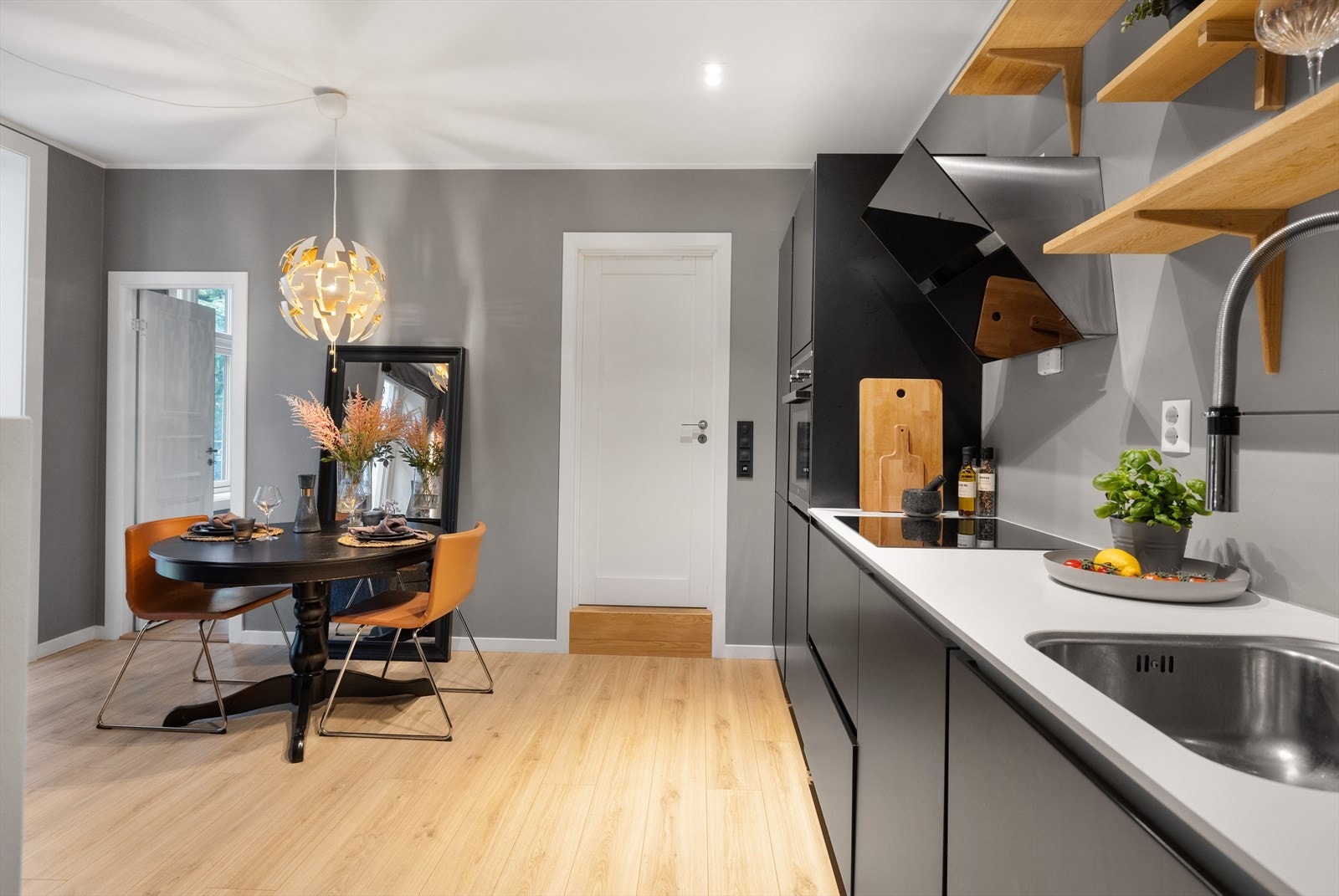 Dette kjøkkenet kombinerer moderne design med funksjonalitet, og gir deg et rom som er både stilfullt og praktisk. Galleribilde