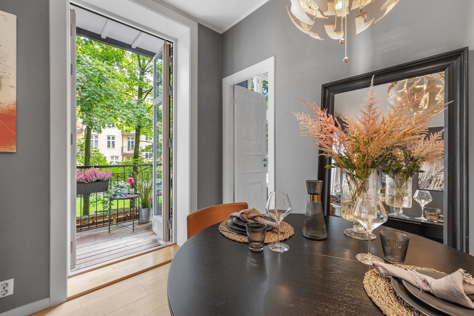 Stuen har god plass til spisebord, noe som gjør det enkelt å kombinere spise- og oppholdsareal i en sosial sone. Utgangen til balkongen gir samtidig en fin flyt mellom inne- og uterom. Galleribilde