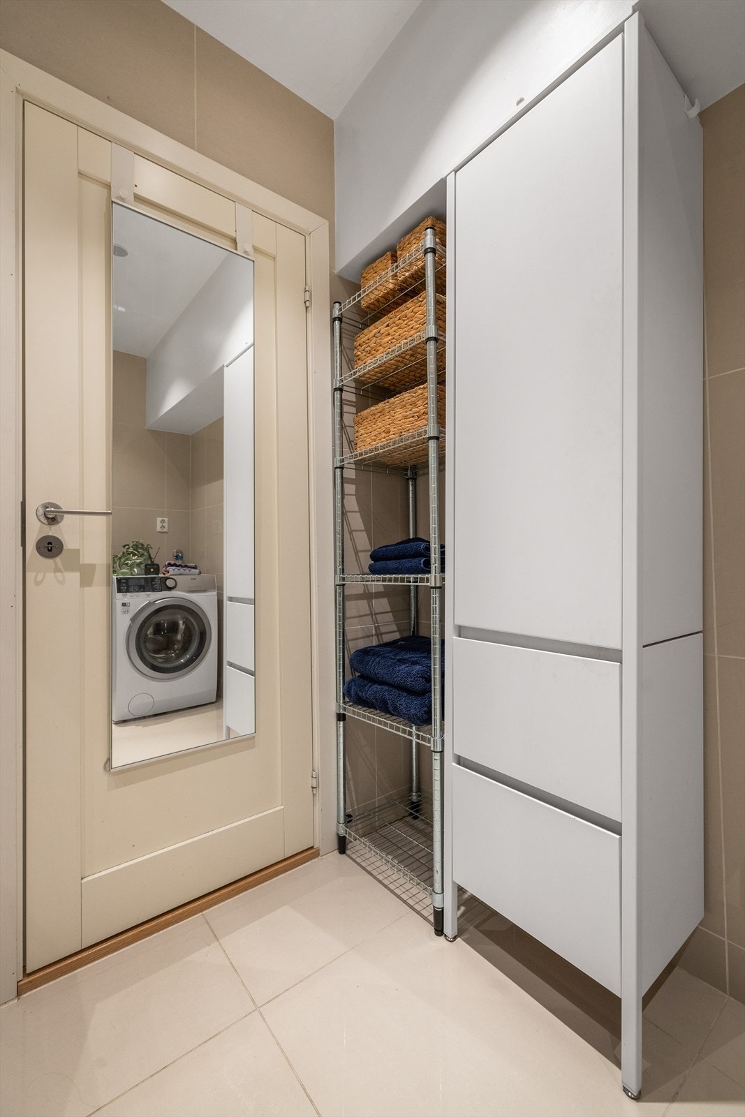 Opplegg til vaskemaskin på badet, samt godt med skapplass. Galleribilde