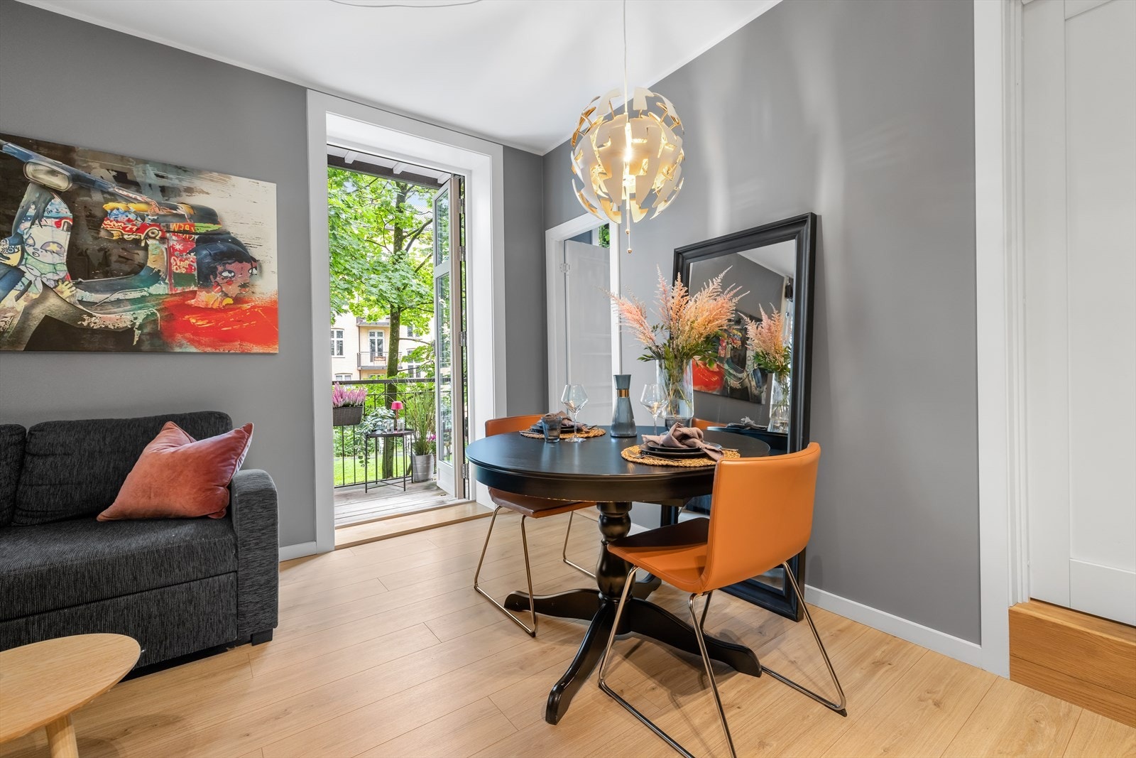 En moderne og stilren leilighet fra 2015 med gjennomtenkte løsninger og et tidløst design. Perfekt for deg som ønsker en bolig med høy standard og en moderne livsstil. Galleribilde