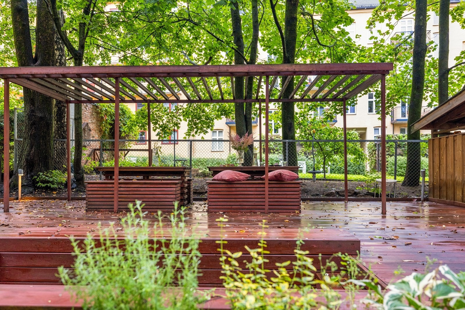 Avlåst bakgård med fine uteplasser og sykkelparkering. Galleribilde