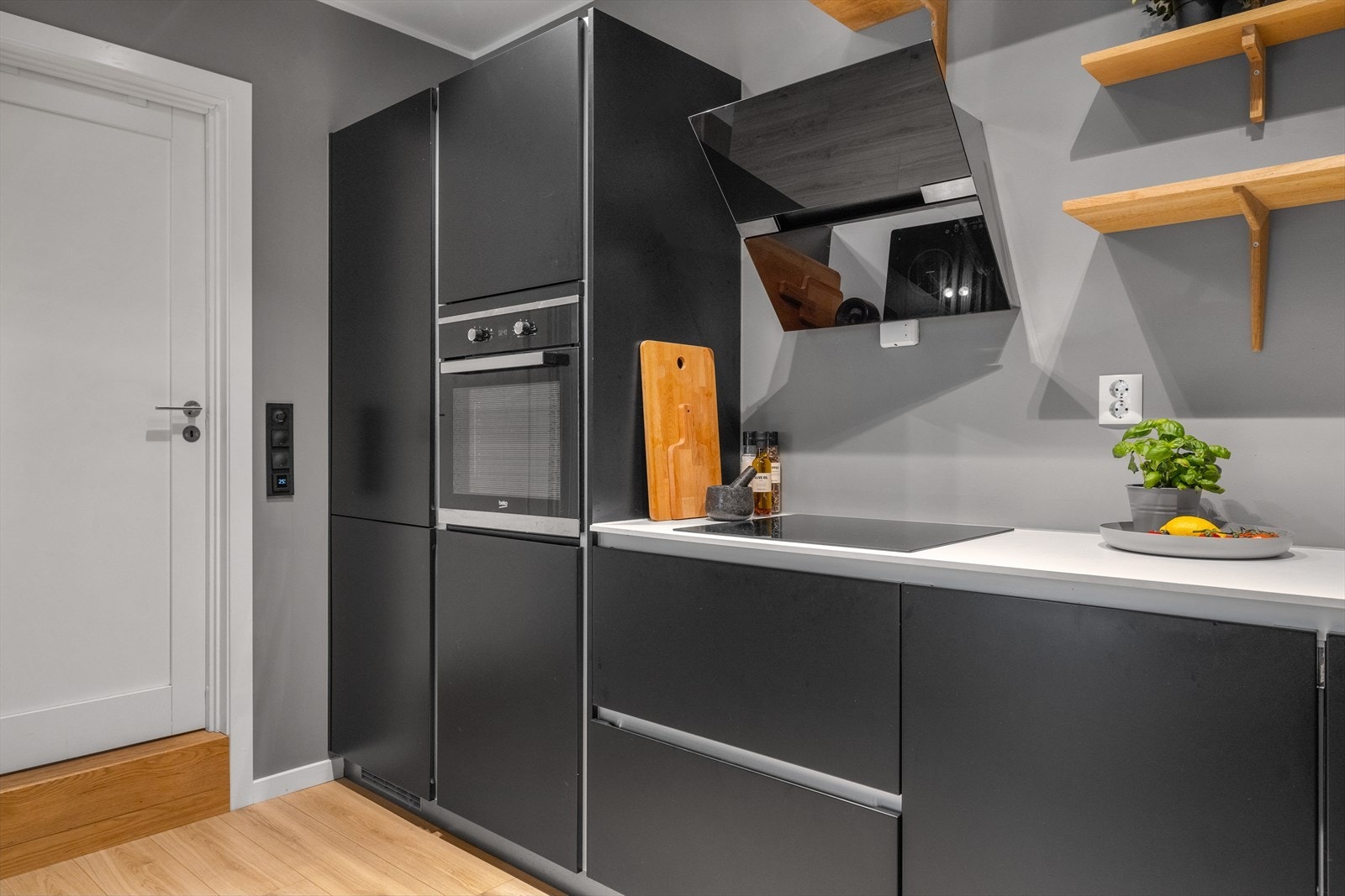 Integrert i innredningen er induksjon platetopp, stekeovn, oppvaskmaskin, kjøl/frys og en stilig ventilator. Galleribilde