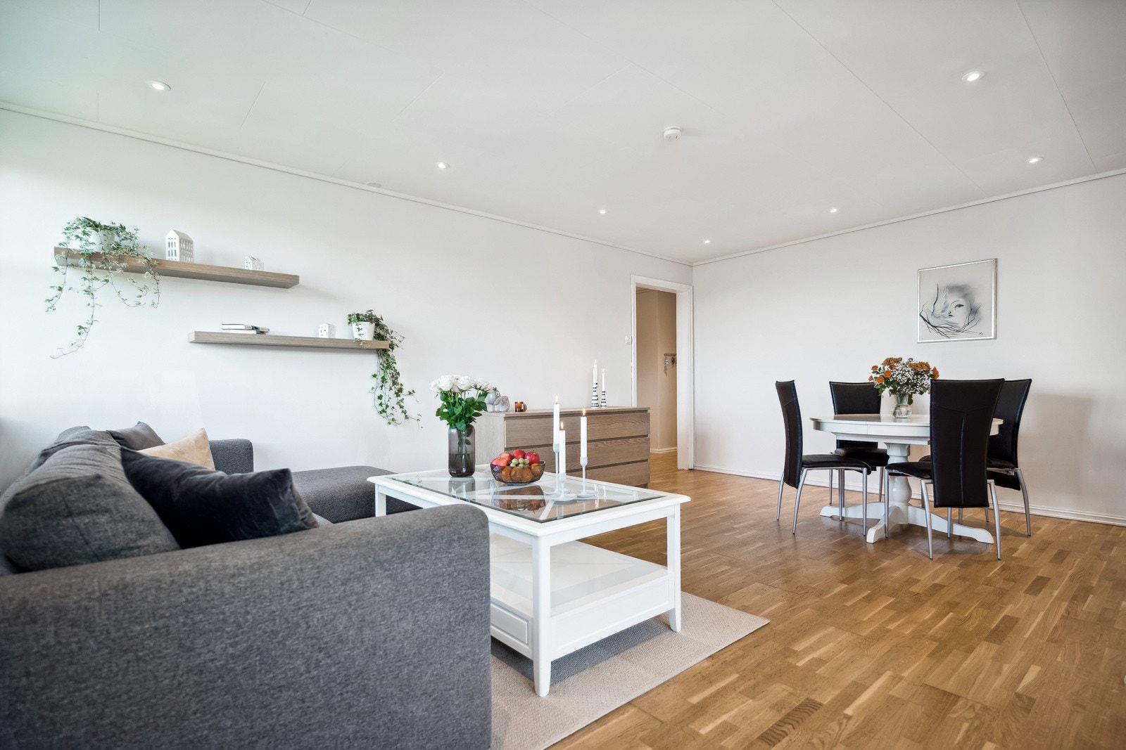Velkommen inn! Vi starter i stua, som måler hele 24 kvm og har gulv belagt med lun 3-stavs eikeparkett. Galleribilde