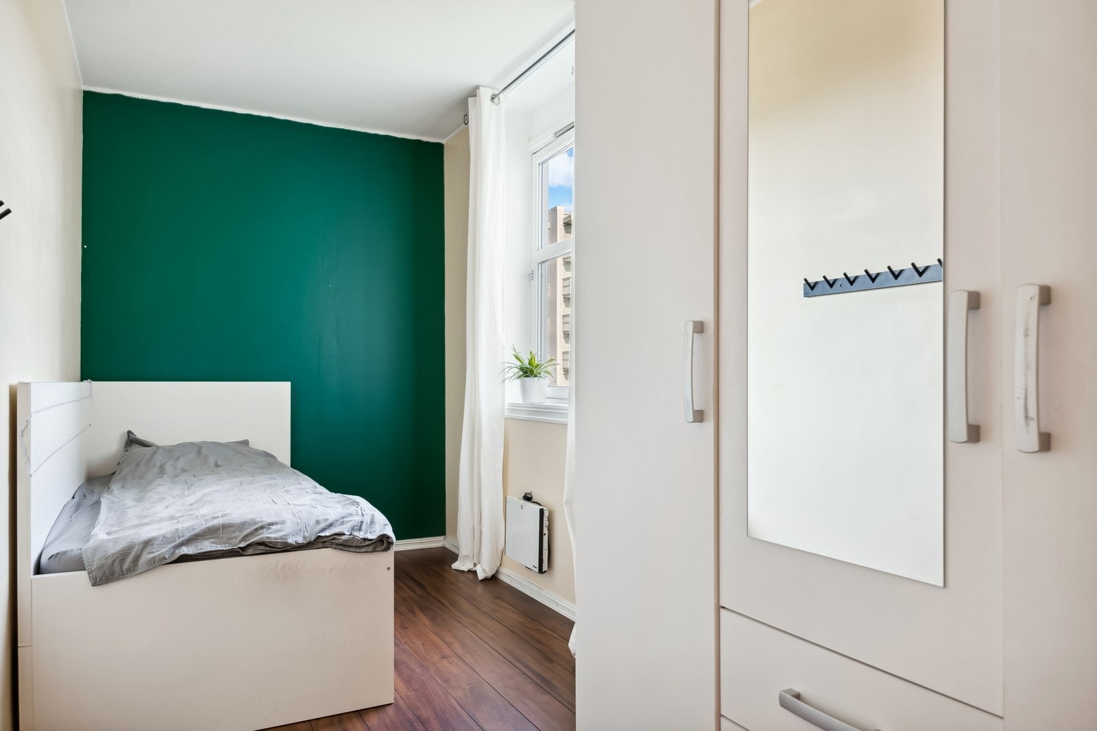 Garderobeløsning på soverommet medfølger i handelen. Galleribilde