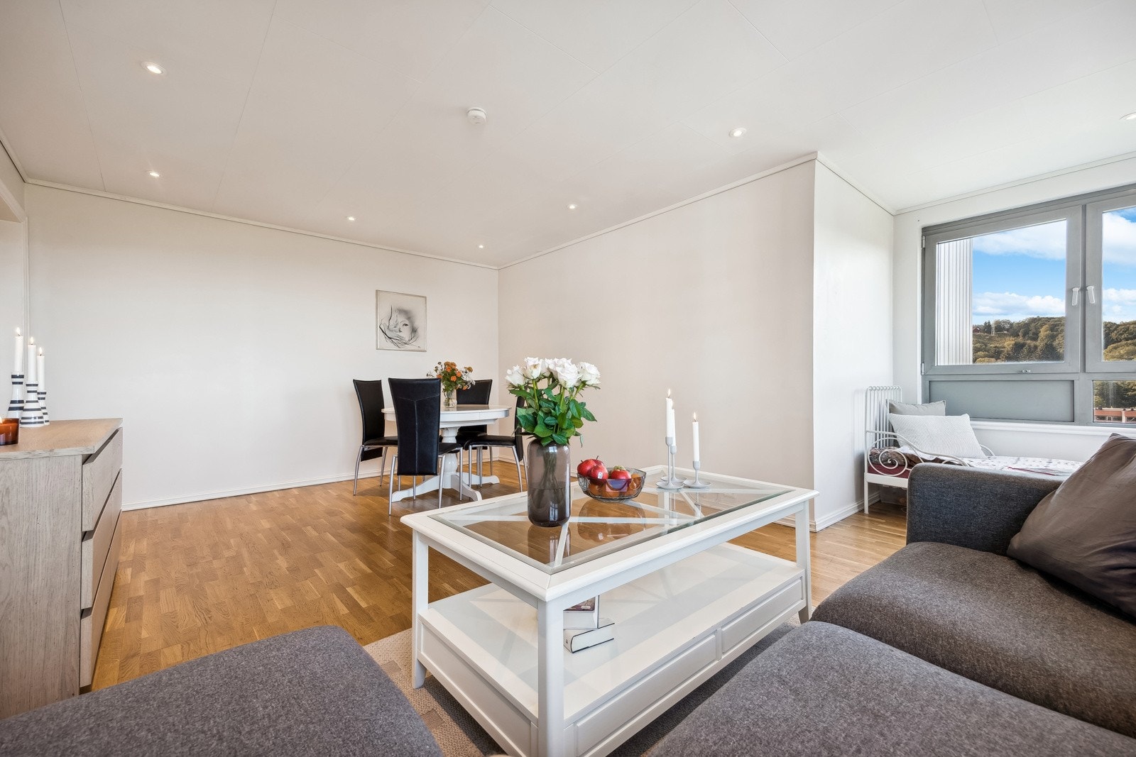 Her er det god plass til både sofa og spisestue. Galleribilde