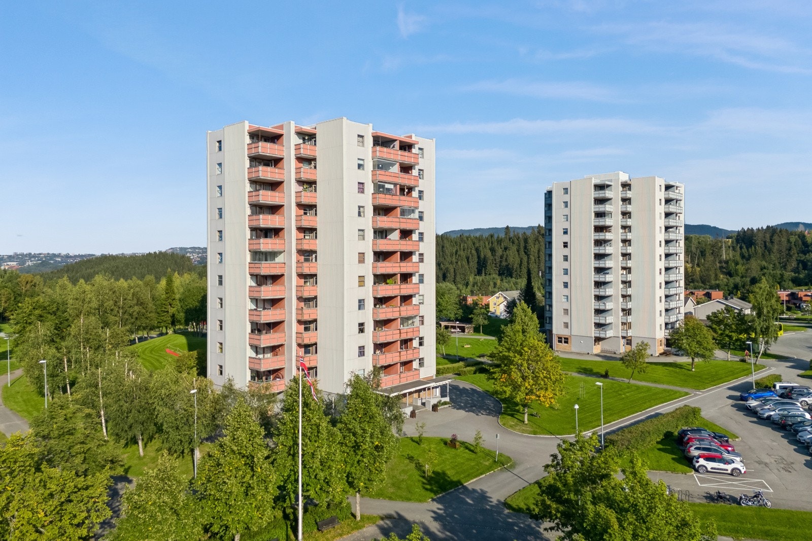 Det er rikelig med p-plasser på stor, felles parkeringsplass foran høyblokkene. Galleribilde