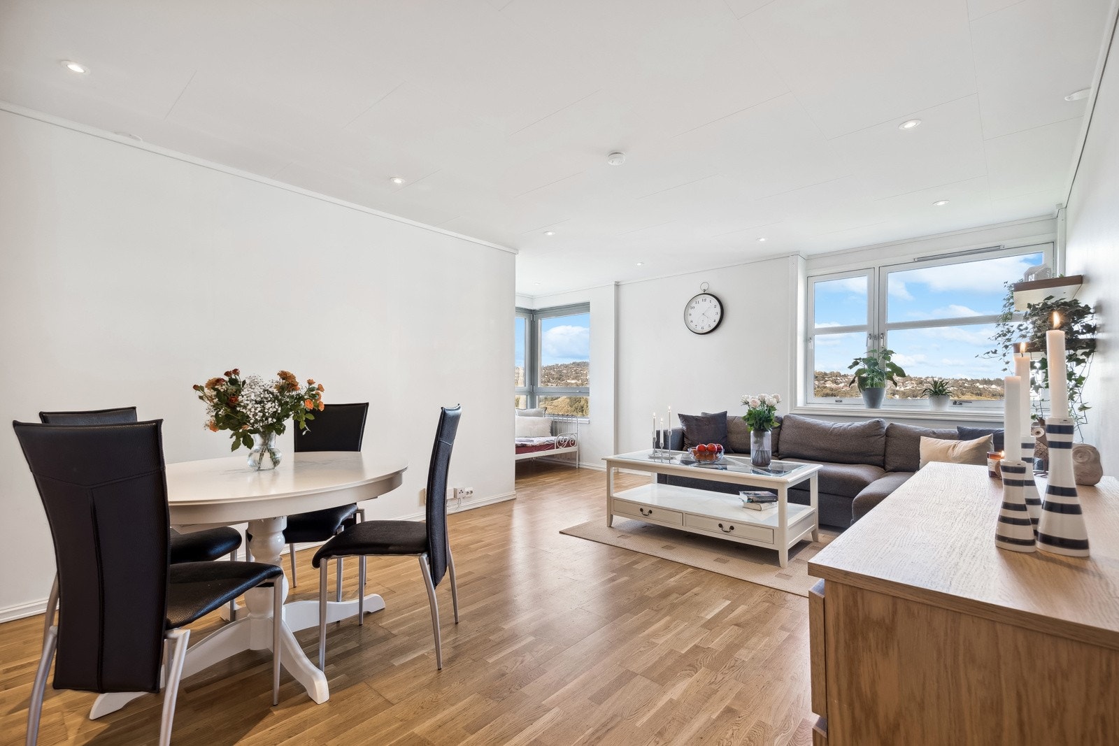 I 2020 ble rommets veggflater overflatebehandlet, taket ble senket og det ble etablert downlights. Galleribilde