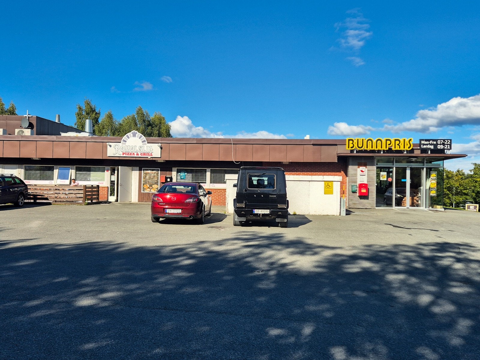 Det er kort vei til nærbutikken Bunnpris Romolslia, som har Post-i-Butikk. Restaurant ligger vis-a-vis. Galleribilde