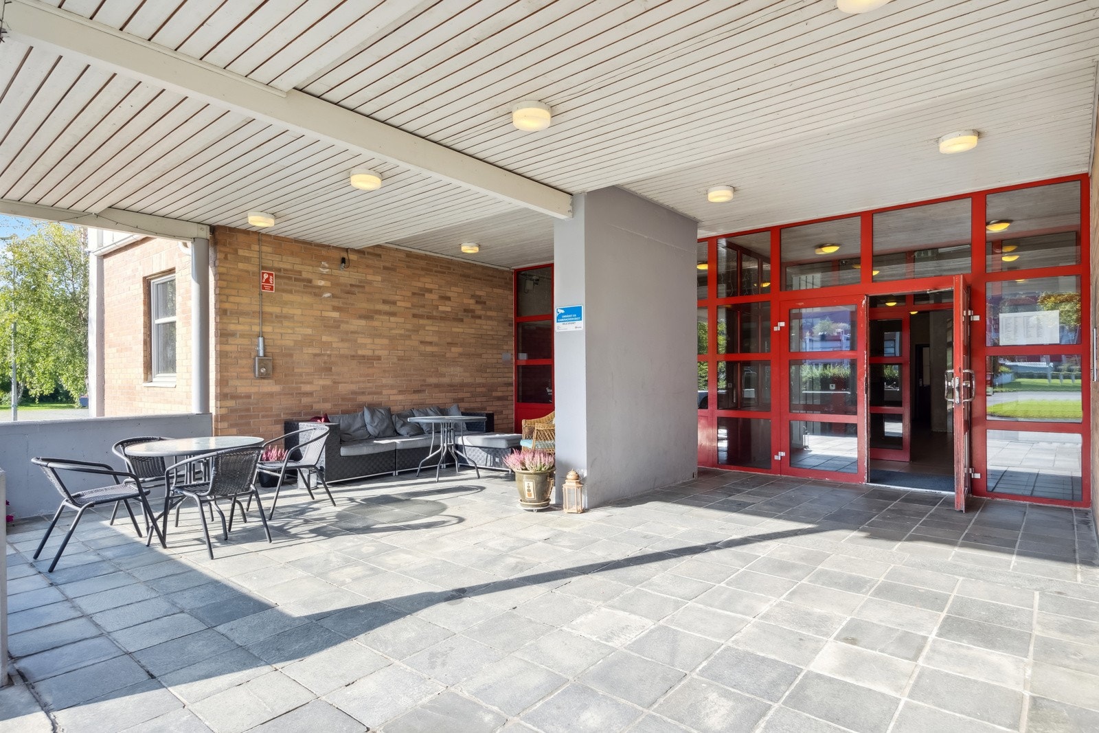 Blokka har et overbygd inngangsparti med benker og takbelysning. Med heis kommer man enkelt opp til 8. etasje. Galleribilde