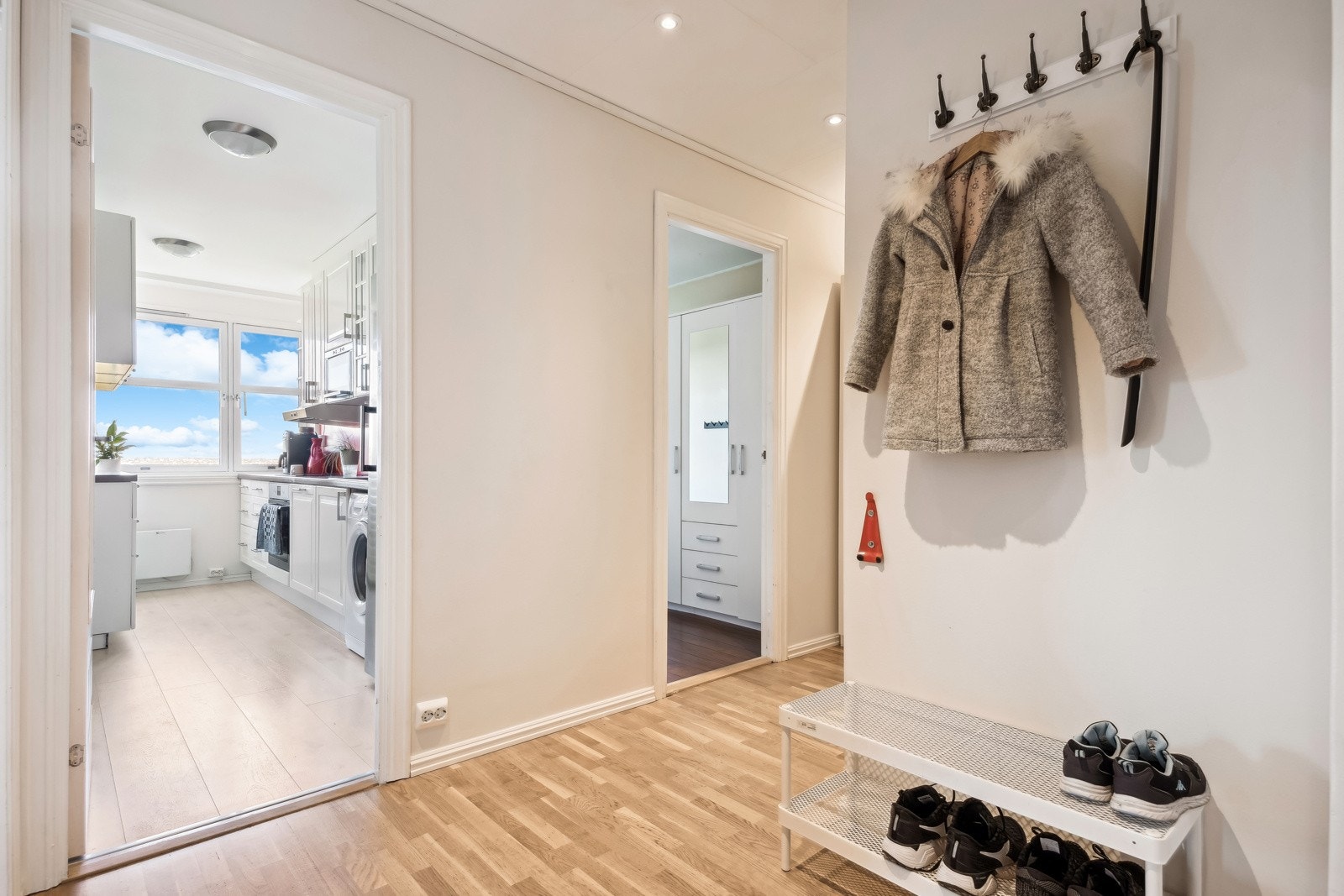 Det er downlights i himlingen også i gangen. Galleribilde