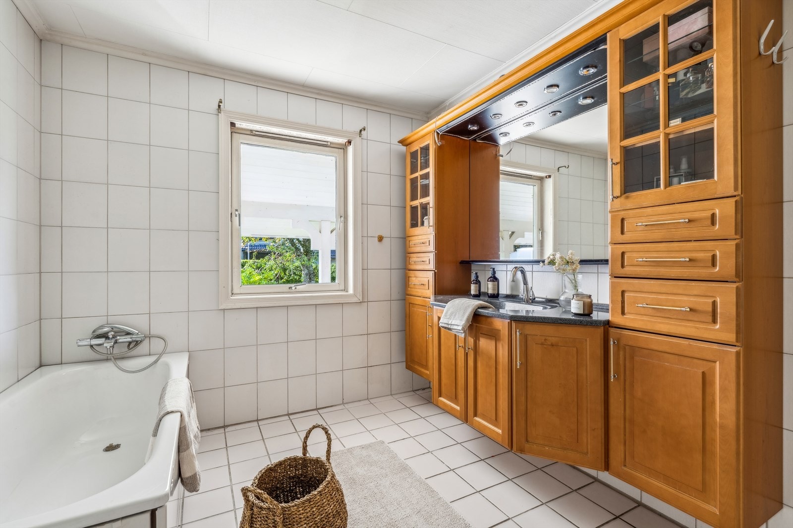 Badet har innredning med nedfelt servant, dusjkabinett, badekar og toalett. Galleribilde