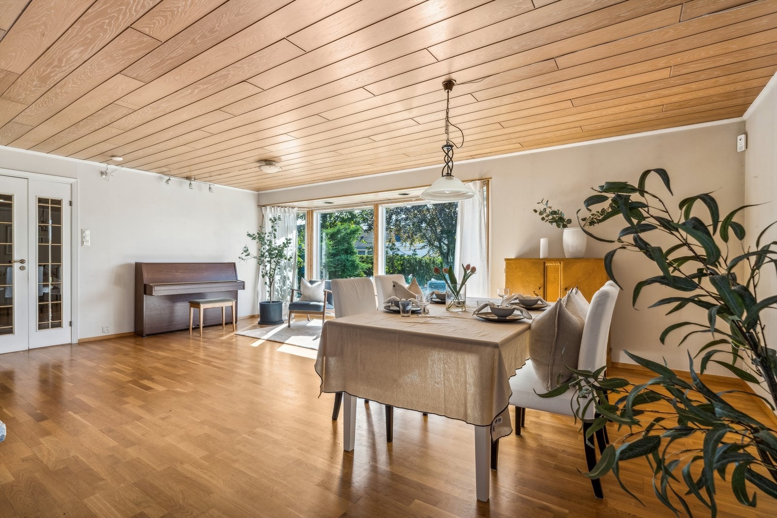 Store vindusflater slipper inn rikelig med naturlig lys. Galleribilde