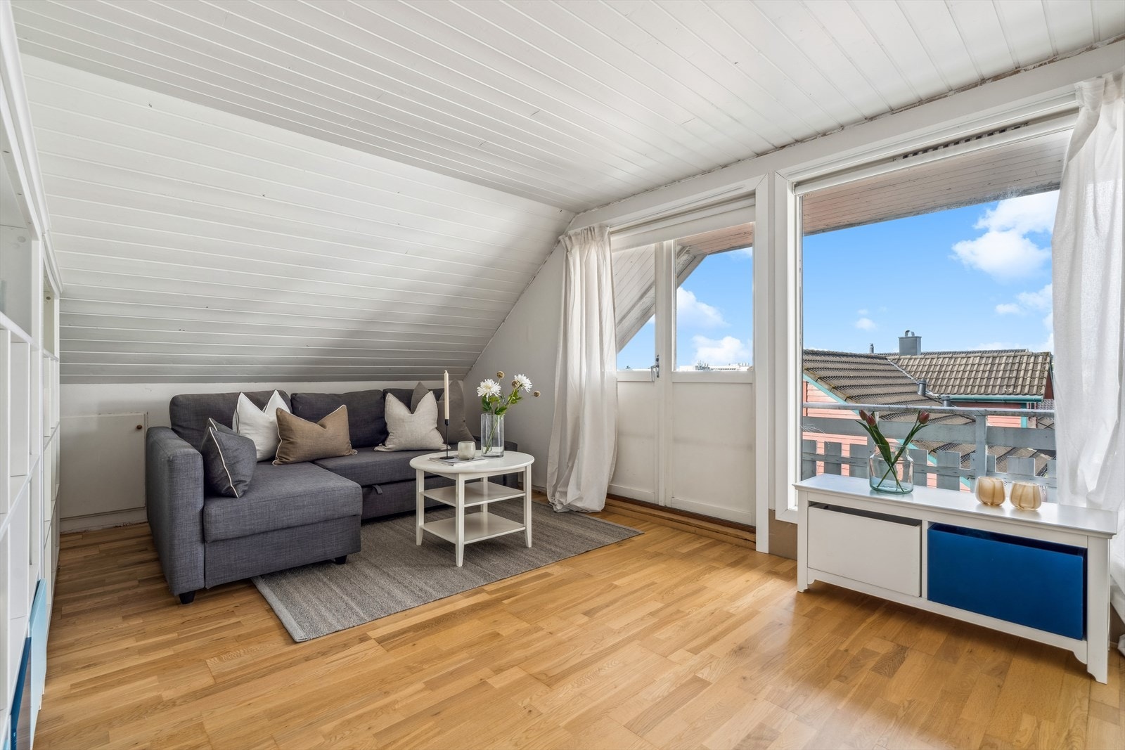 Loftstue med plass til sofa og tv-seksjon. Galleribilde