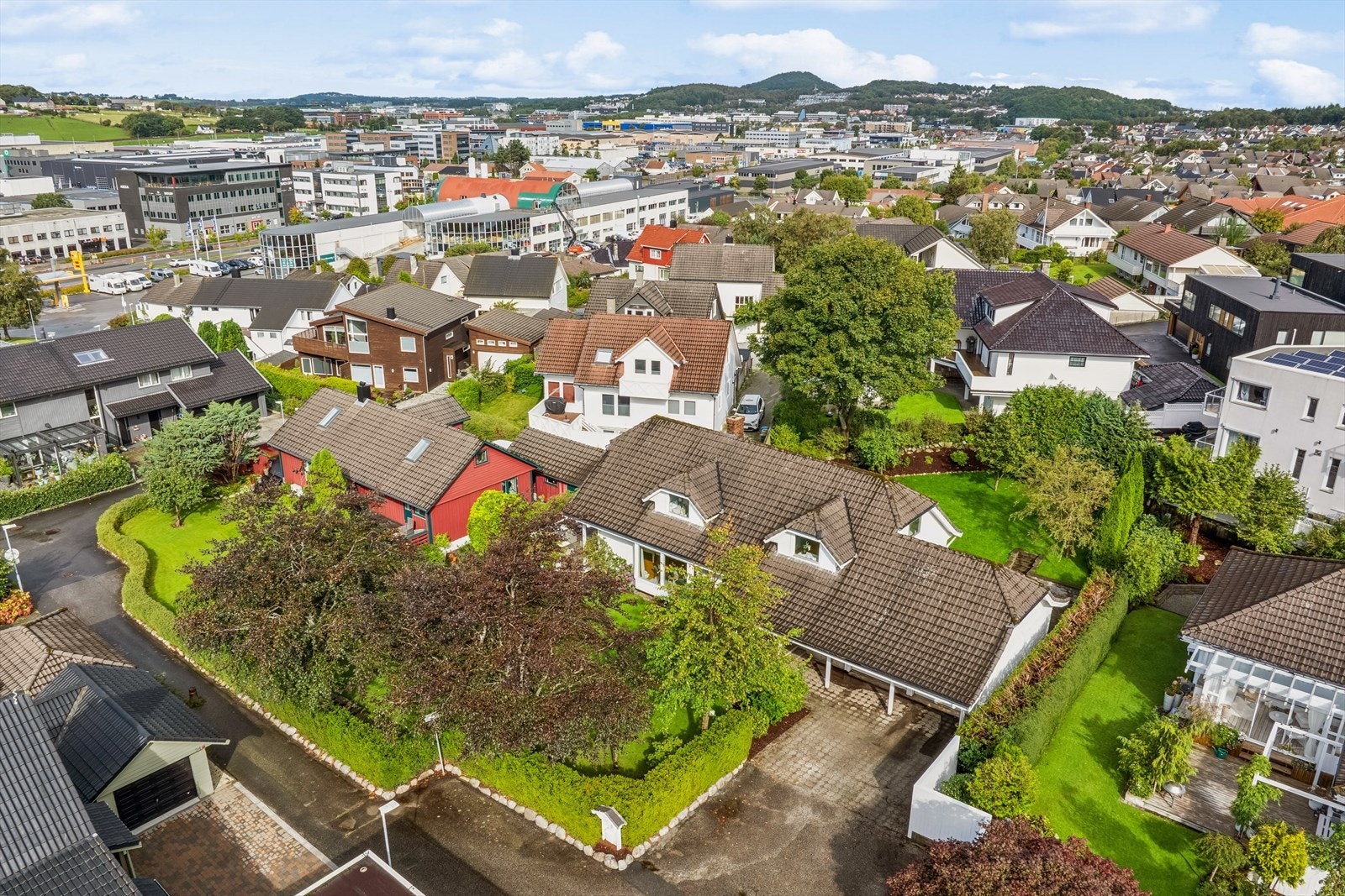 Boligen har en fin beliggenhet i et barnevennlig og rolig boligområde på Lura. I nærområdet finner du både barnehage, skole, idrettshall, bydelshus, dagligvarebutikker og flere flotte tur- og aktivitetsmuligheter med noe for de fleste. Galleribilde