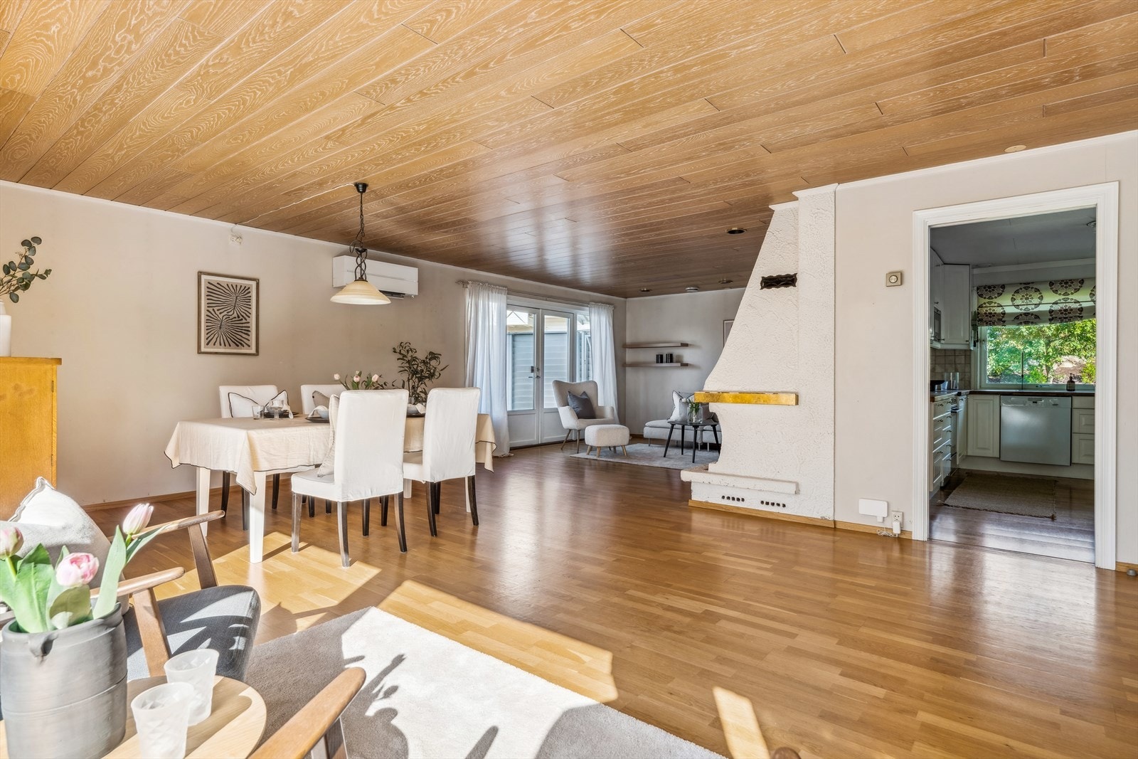 Adkomst fra stuen til kjøkkenet. Galleribilde