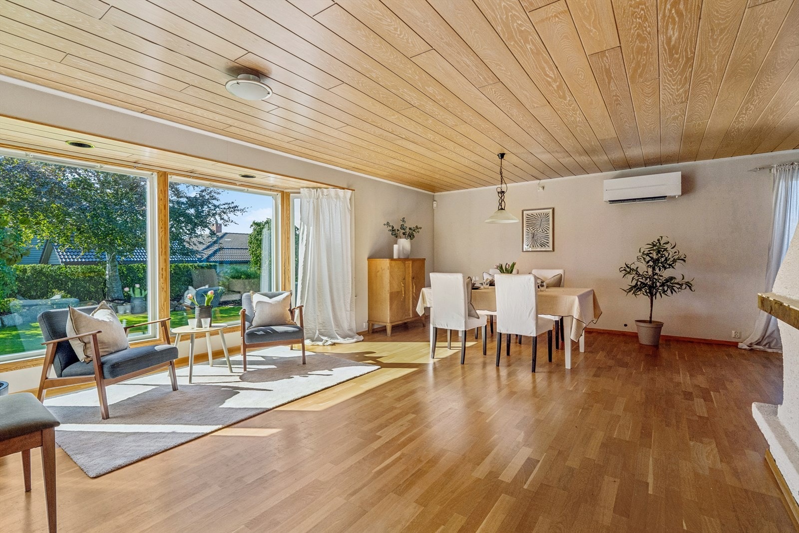 Innbydende stue med plass til sofagruppe og spisebord. Galleribilde