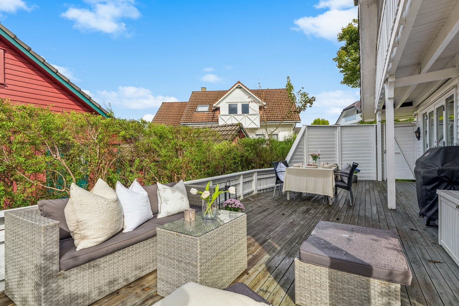 Terrasse med god plass til diverse utemøbler. Galleribilde