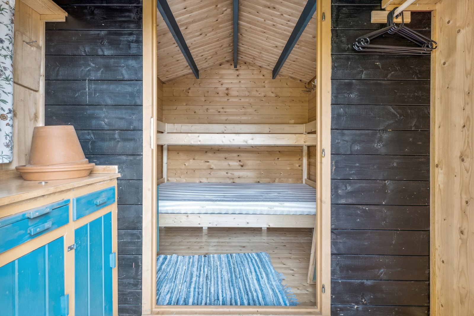 Gangen er innredet med plassbygget innredning med skap- og skuffefronter, på andre siden av rommet er det en klesstang hvor gjestene kan henge av seg yttertøyet. Galleribilde