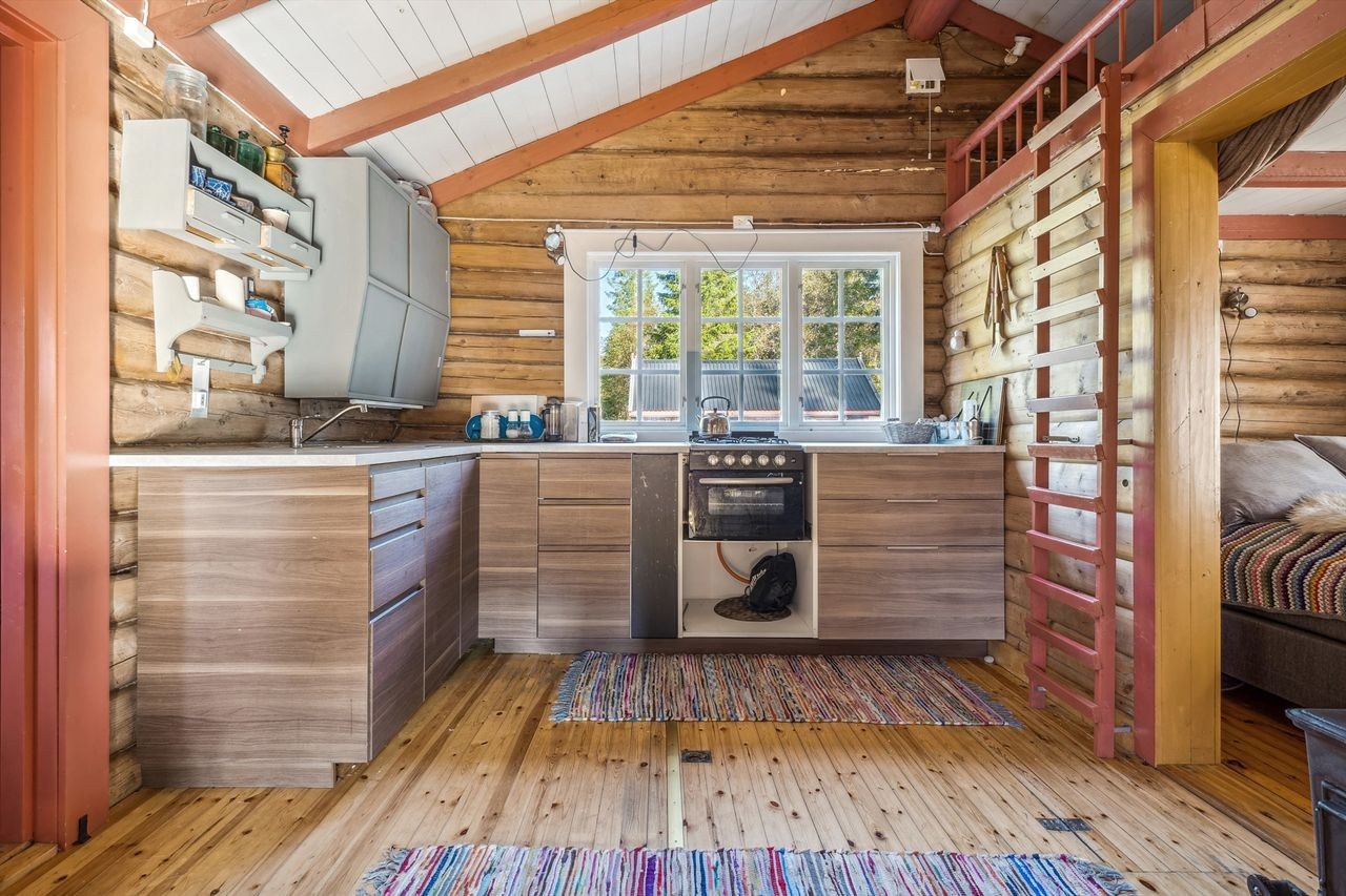 Nedfelt vaskekum i stål, og ett greps blandebatteri. Åpen løsning i innredningen for benke-gasskomfyr. Kjøkkenet har naturlig ventilering med klaffventil. Gasskjøleskap etablert i vindfanget. Galleribilde