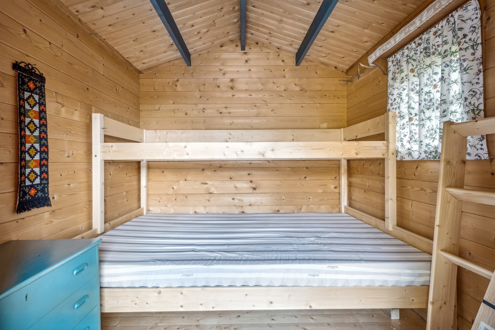 Rom i uthus som er innredet med familiekøyeseng Galleribilde