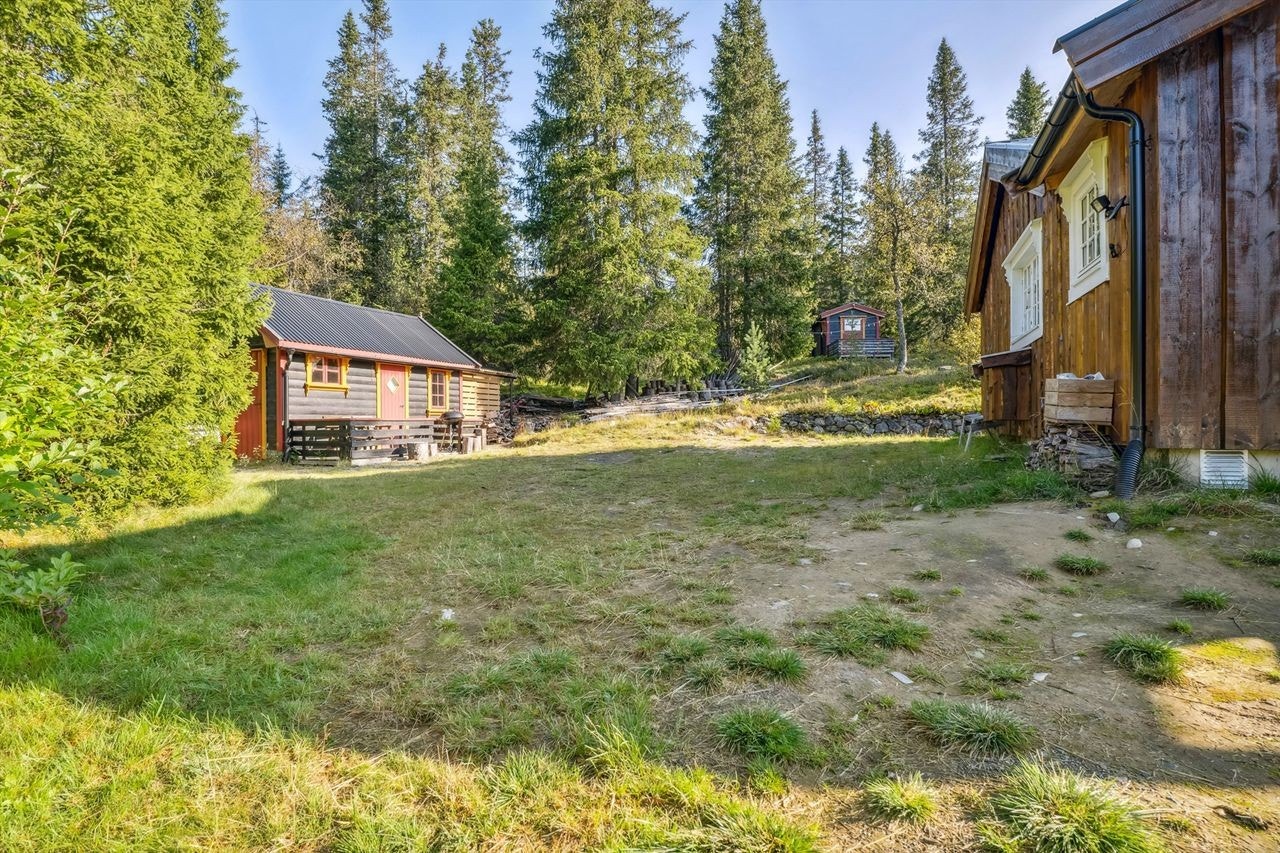 Eiendommen består av hytte og to anneks/uthus Galleribilde