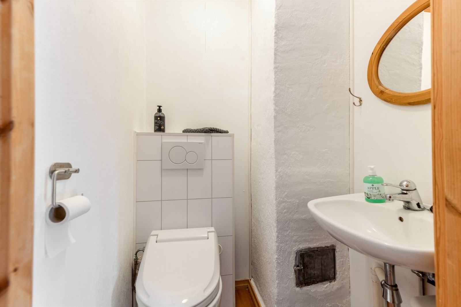 Det er i tillegg et toalettrom med veggmontert toalett og servant på vegg. Galleribilde