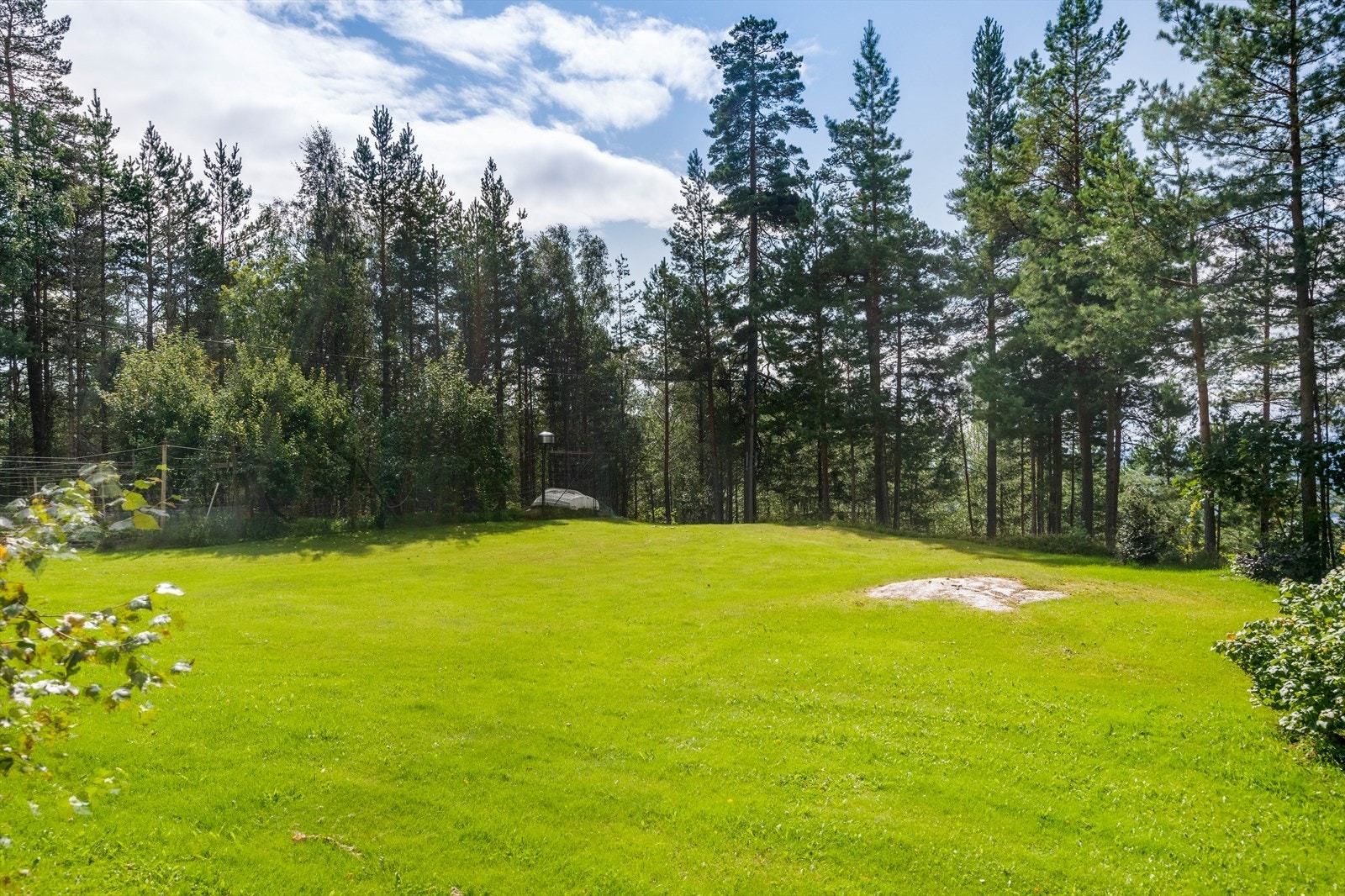Hyggelig enebolig fra 2000 med romslig og usjenert tomt, beliggende fint og landlig til på stedet "Soltun" utenfor Akkerhaugen. Ingen boplikt! Galleribilde