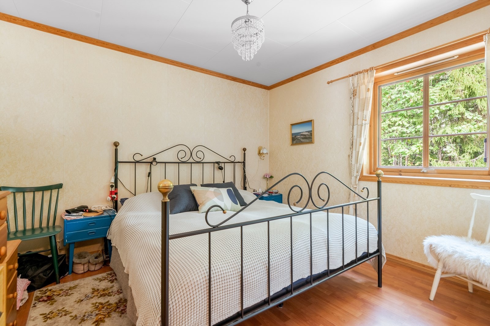 Boligen har tre gode soverom i 1.etg. Hovedsoverommet har god plass til dobbeltseng. Galleribilde