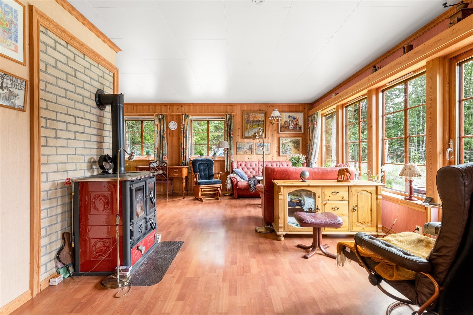 I stuen er det montert vedovn for lun varme på kaldere dager. Galleribilde