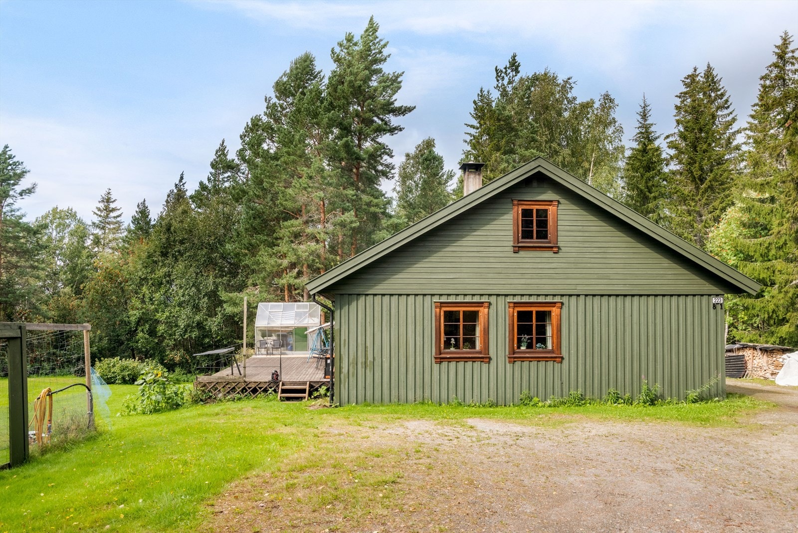 Boligen har en stor terrasse ut fra stuen med god plass til utemøblement og grill. Galleribilde