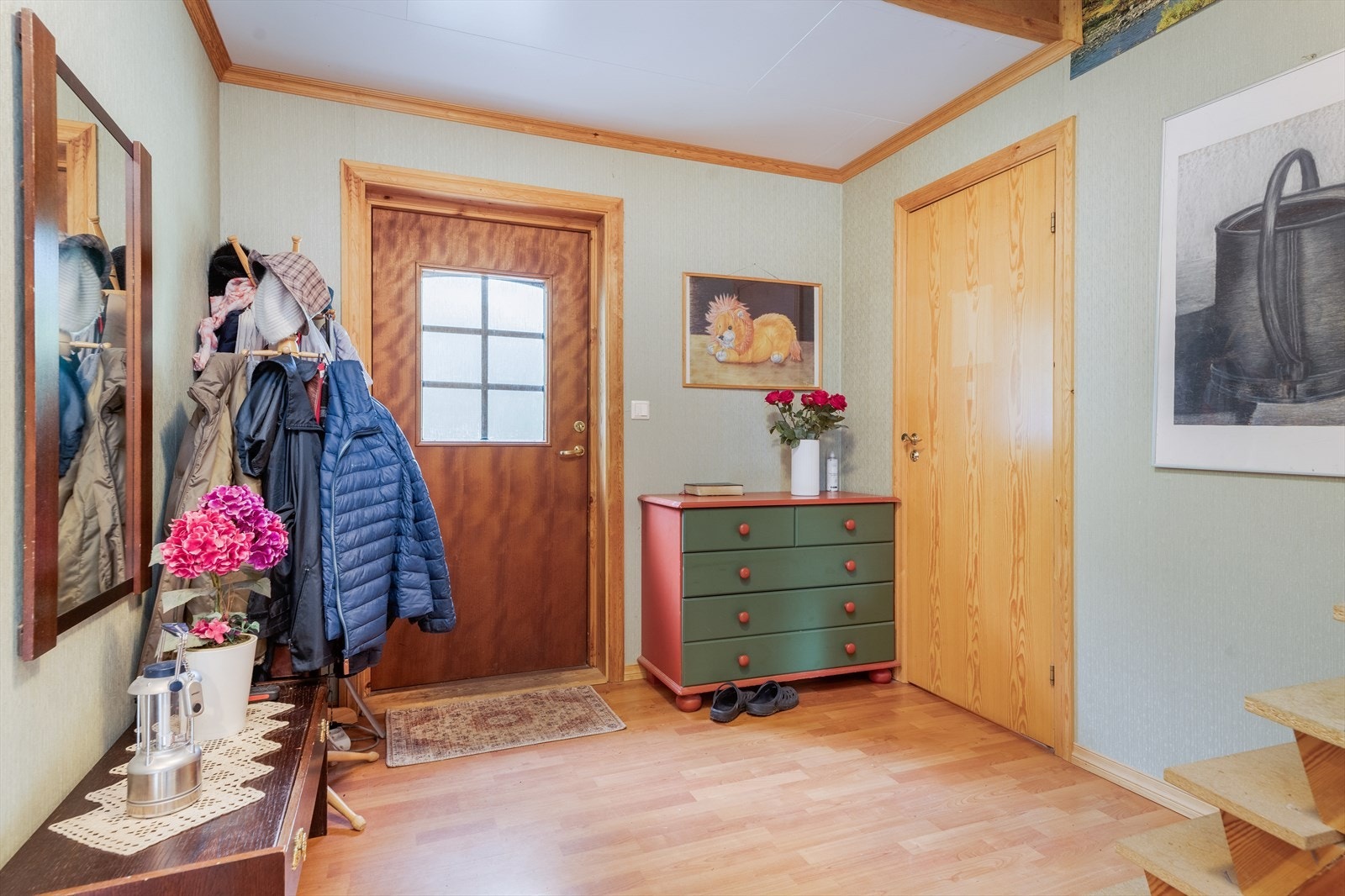 Boligen har en lys og romslig entré, hvor det er god plass til å sette fra seg sko og henge fra seg yttertøy. Galleribilde