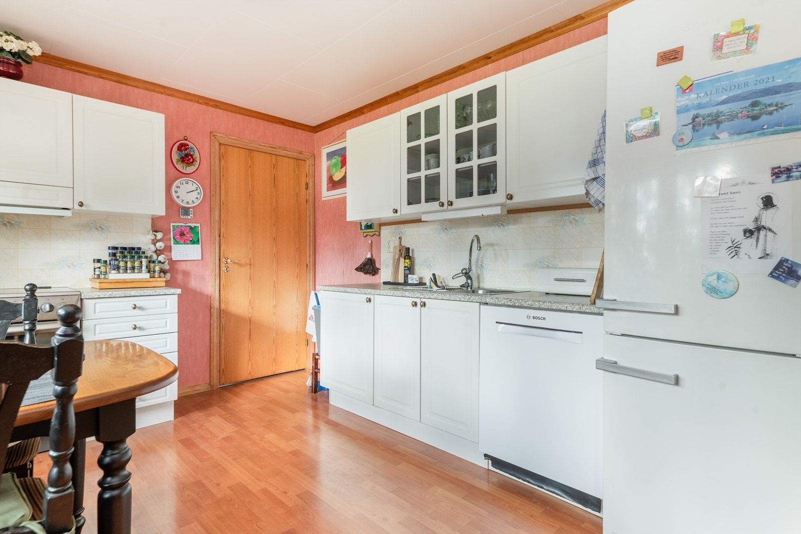 Det er opplegg til oppvaskmaskin, og kjøkkenventilator med avtrekk ut. Galleribilde