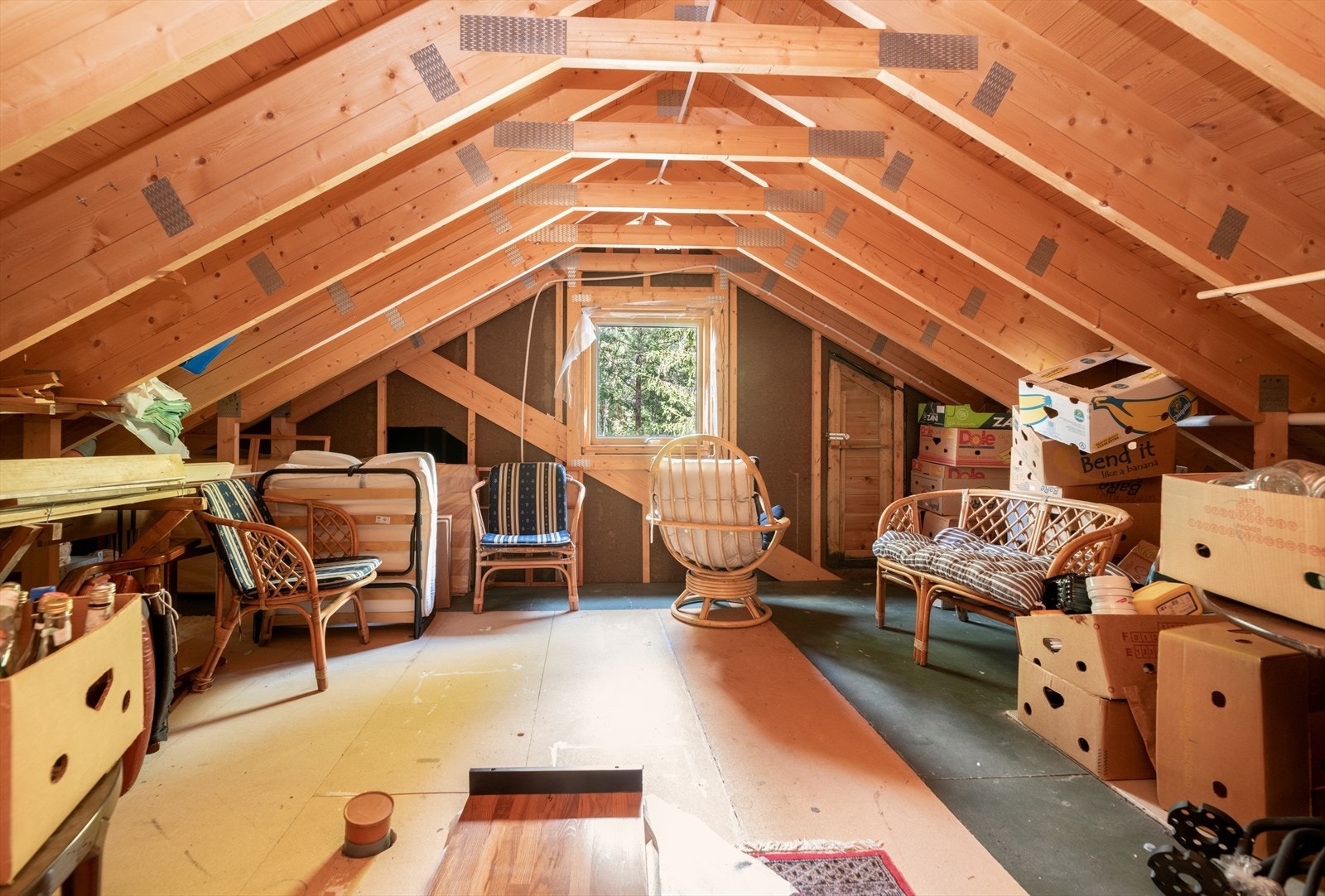 Loftsrom med god oppbevaringsplass. Galleribilde