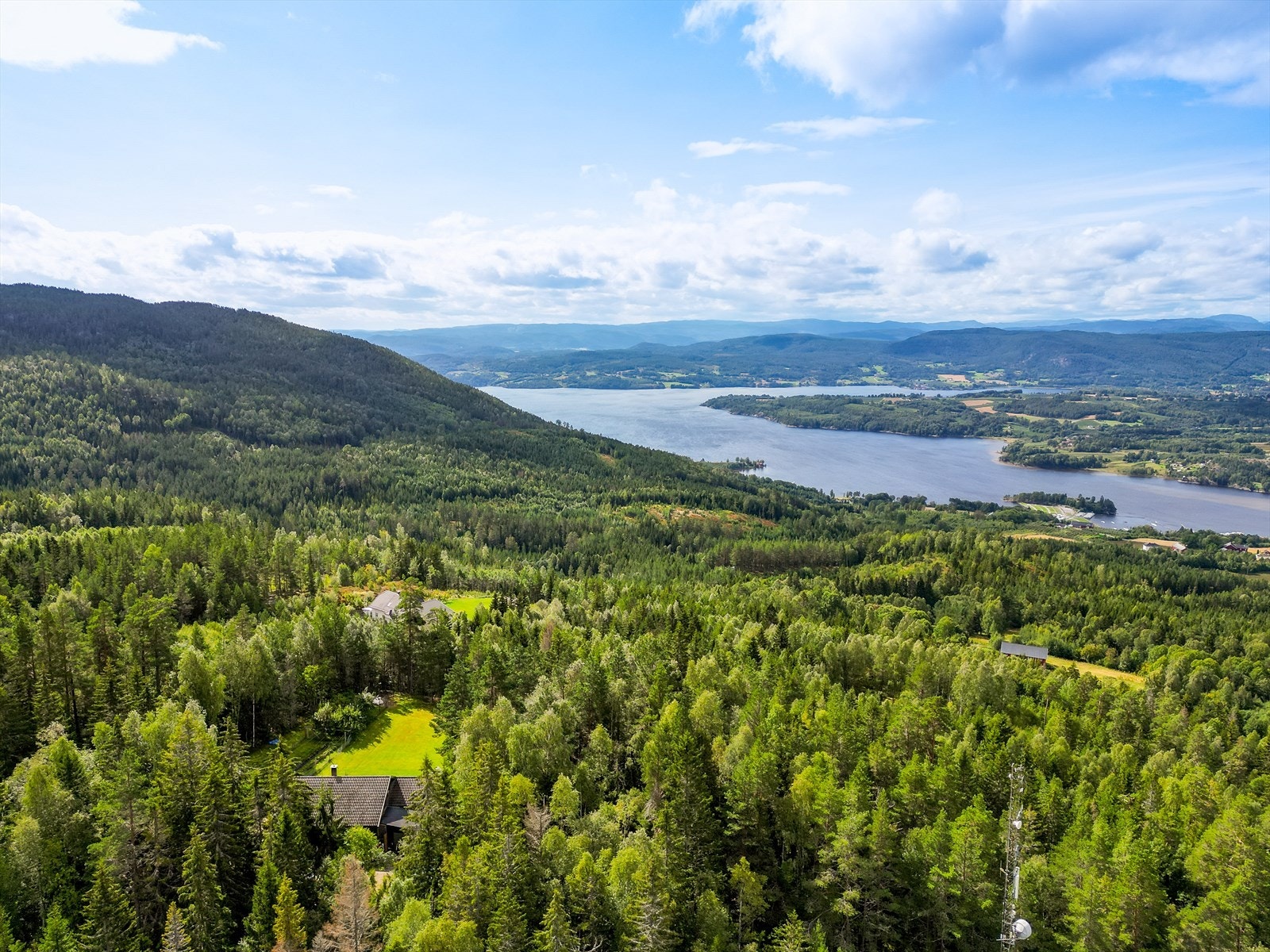 Dette stedet må oppleves slik at man selv kan kjenne på den unike roen og nærheten til naturen som dette stedet byr på! Et perfekt utgangspunkt for både lange og korte fotturer i skog og mark, sanking av sopp eller bær. Galleribilde