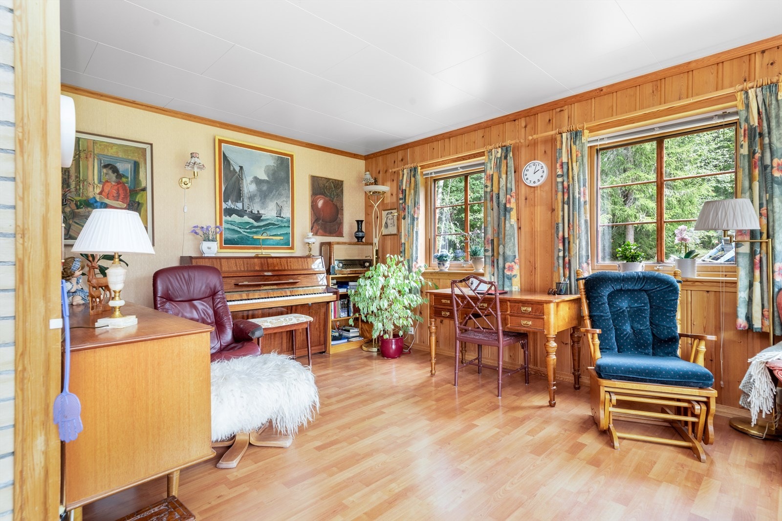 Vinduene slipper rikelig med naturlig lys inn i stuen. Galleribilde