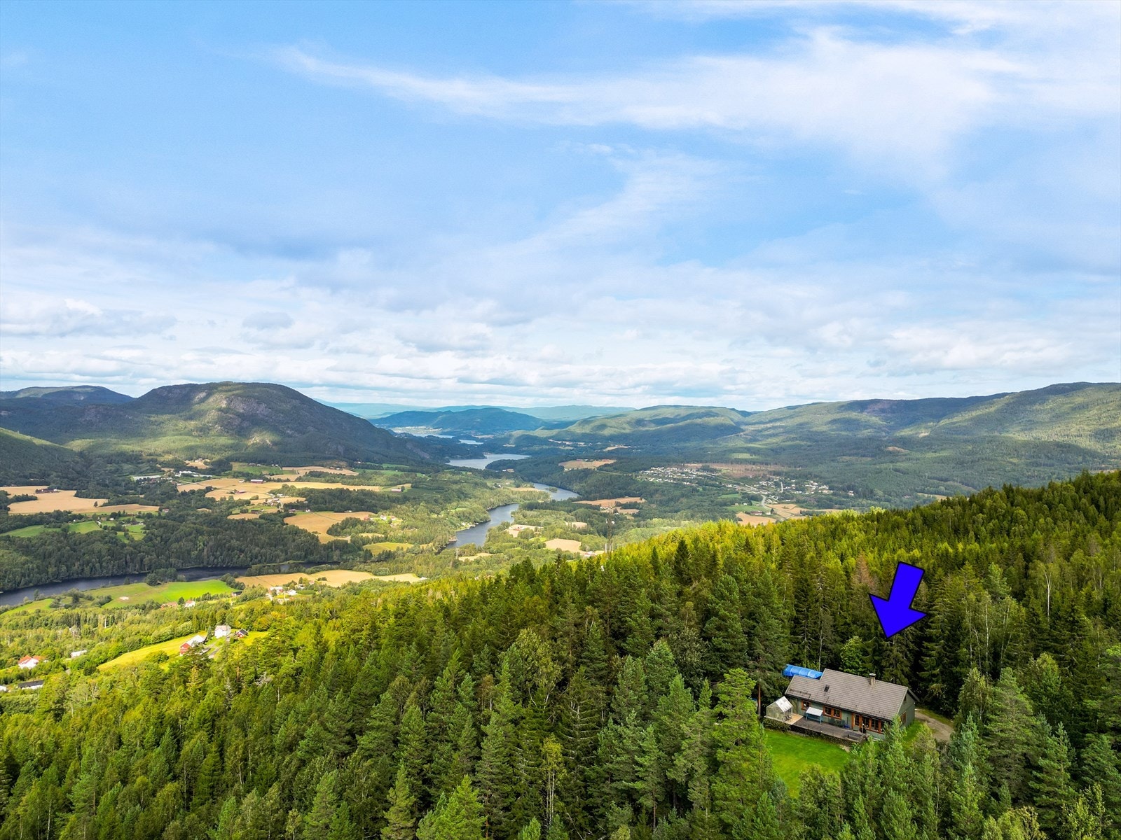 Eiendommen ligger omkranset av skog og flott natur, og området har flere turstier. Ingen boplikt! Galleribilde